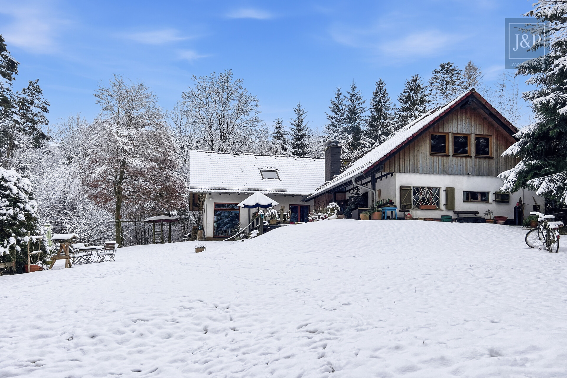 Einzigartiges Jagdhaus mit großem Waldgrundstück - Hausansicht