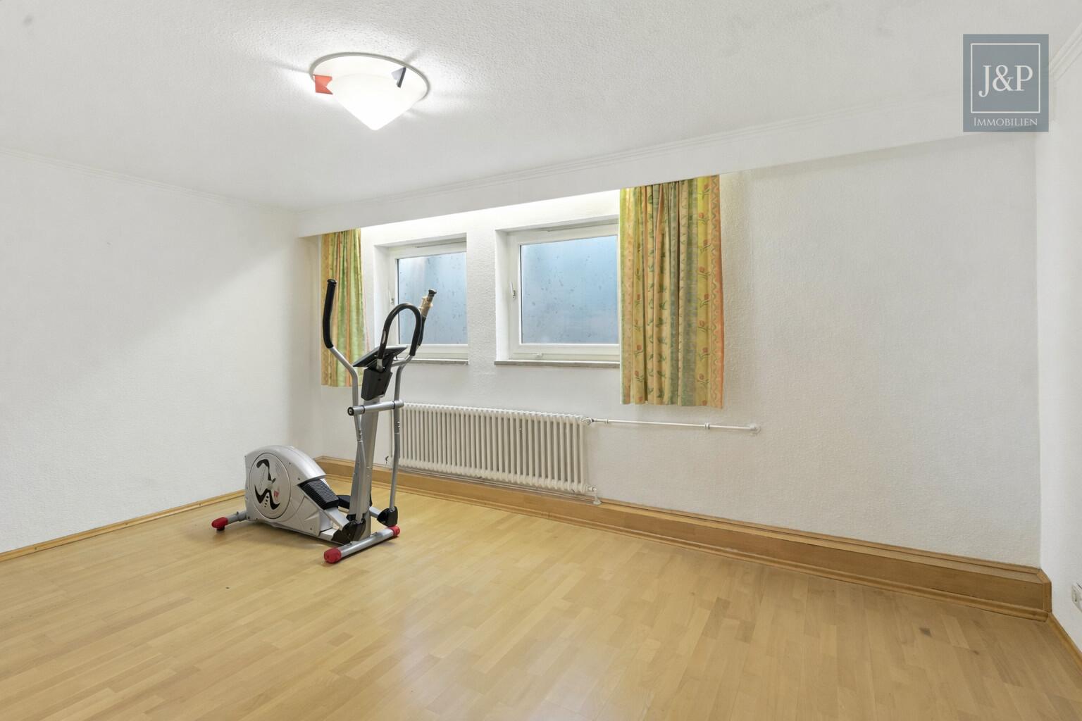 Wohnen in Top-Lage von Goldbach mit großem Grundstück! – Besonderes Wohnerlebnis im Architektenhaus - UG Hobbyzimmer 2