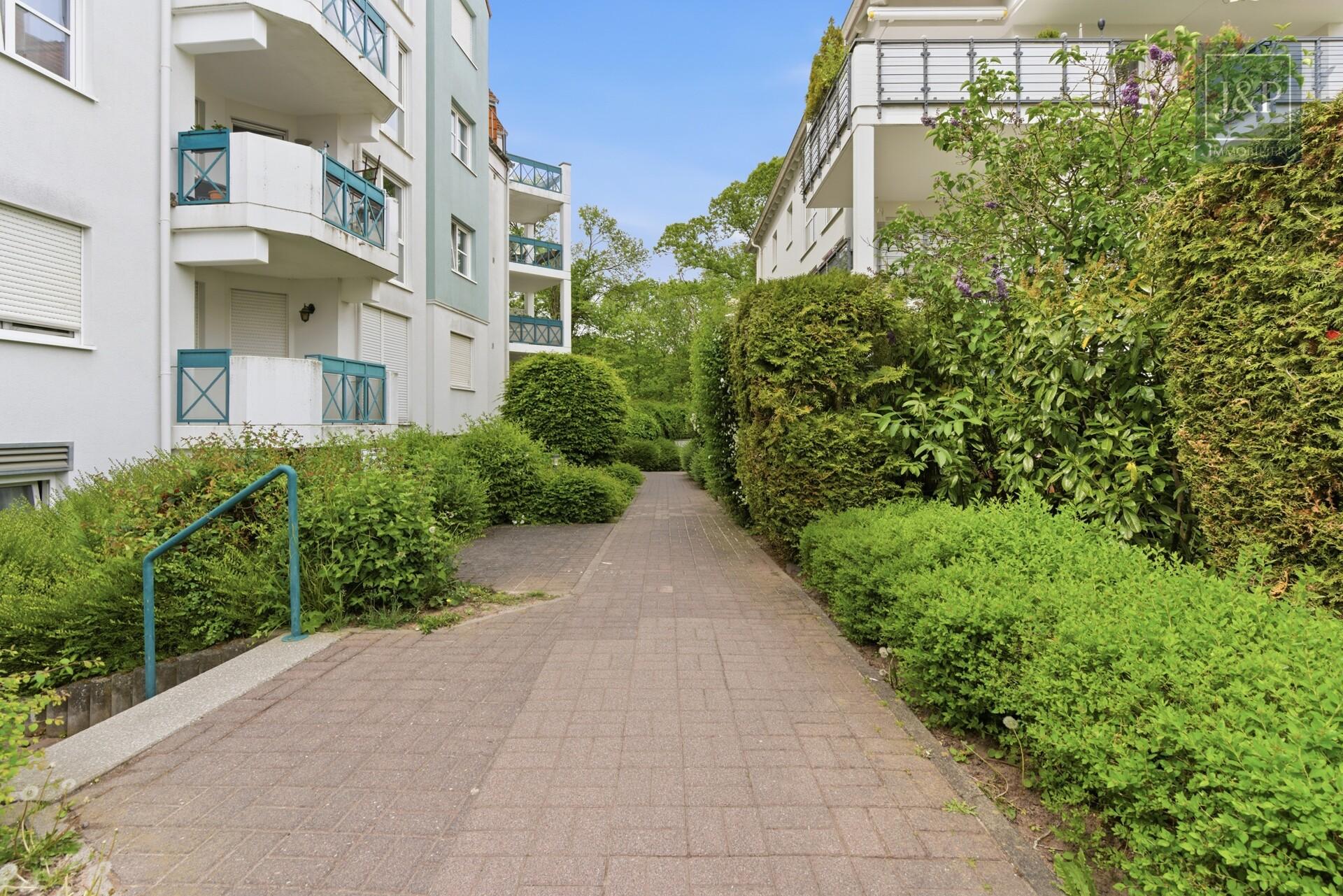 Bücherwohnung in schöner Wohnanlage direkt am Wald. - Gartenstück & TG-Stellplatz in Neuenhain - Zugang