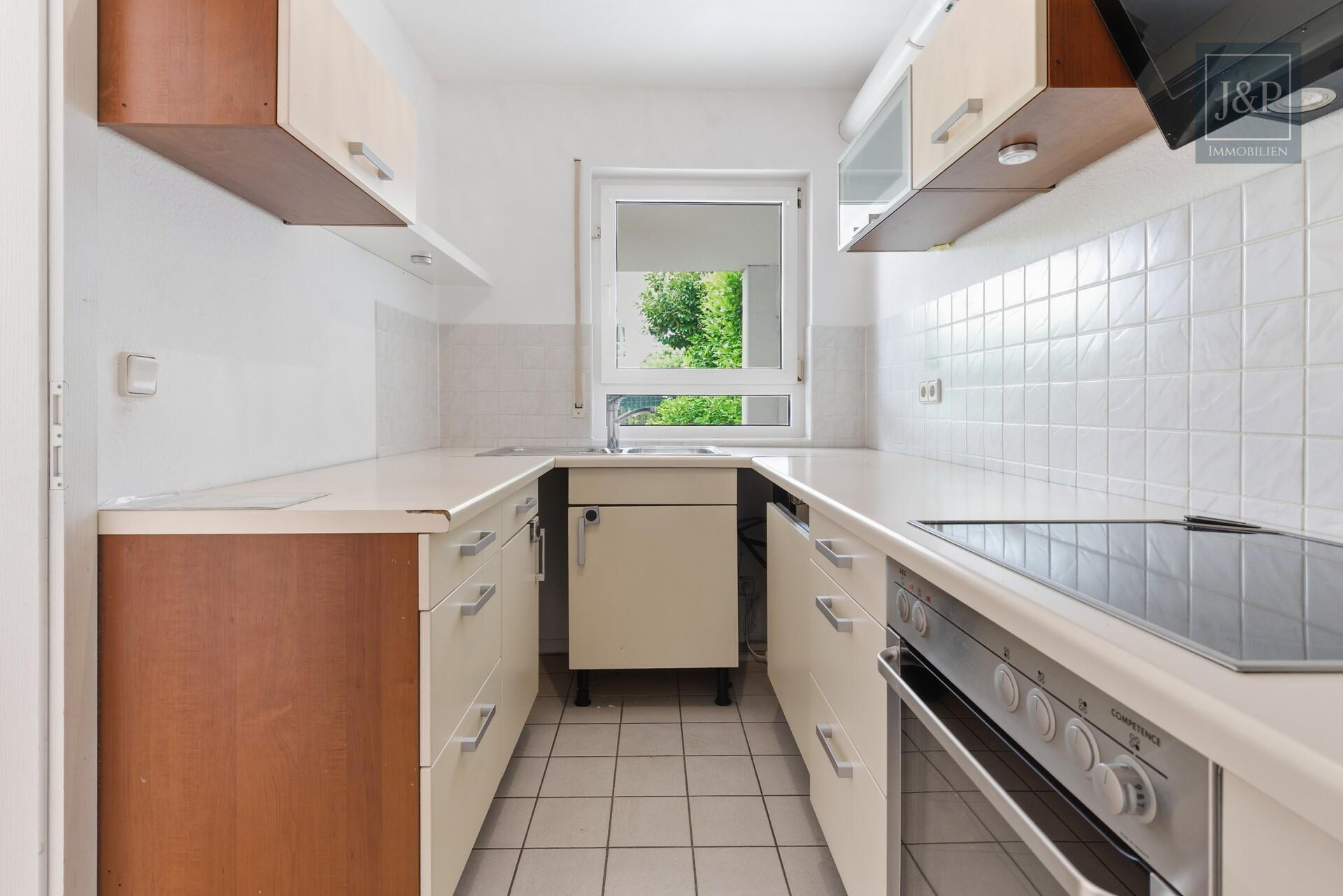 Bücherwohnung in schöner Wohnanlage direkt am Wald. - Gartenstück & TG-Stellplatz in Neuenhain - Küche