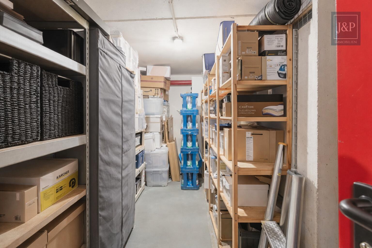 Bücherwohnung in schöner Wohnanlage direkt am Wald. - Gartenstück & TG-Stellplatz in Neuenhain - Kellerabteil