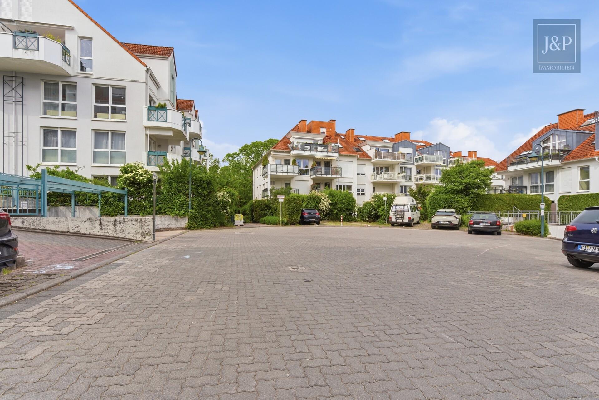 Bücherwohnung in schöner Wohnanlage direkt am Wald. - Gartenstück & TG-Stellplatz in Neuenhain - Vorplatz