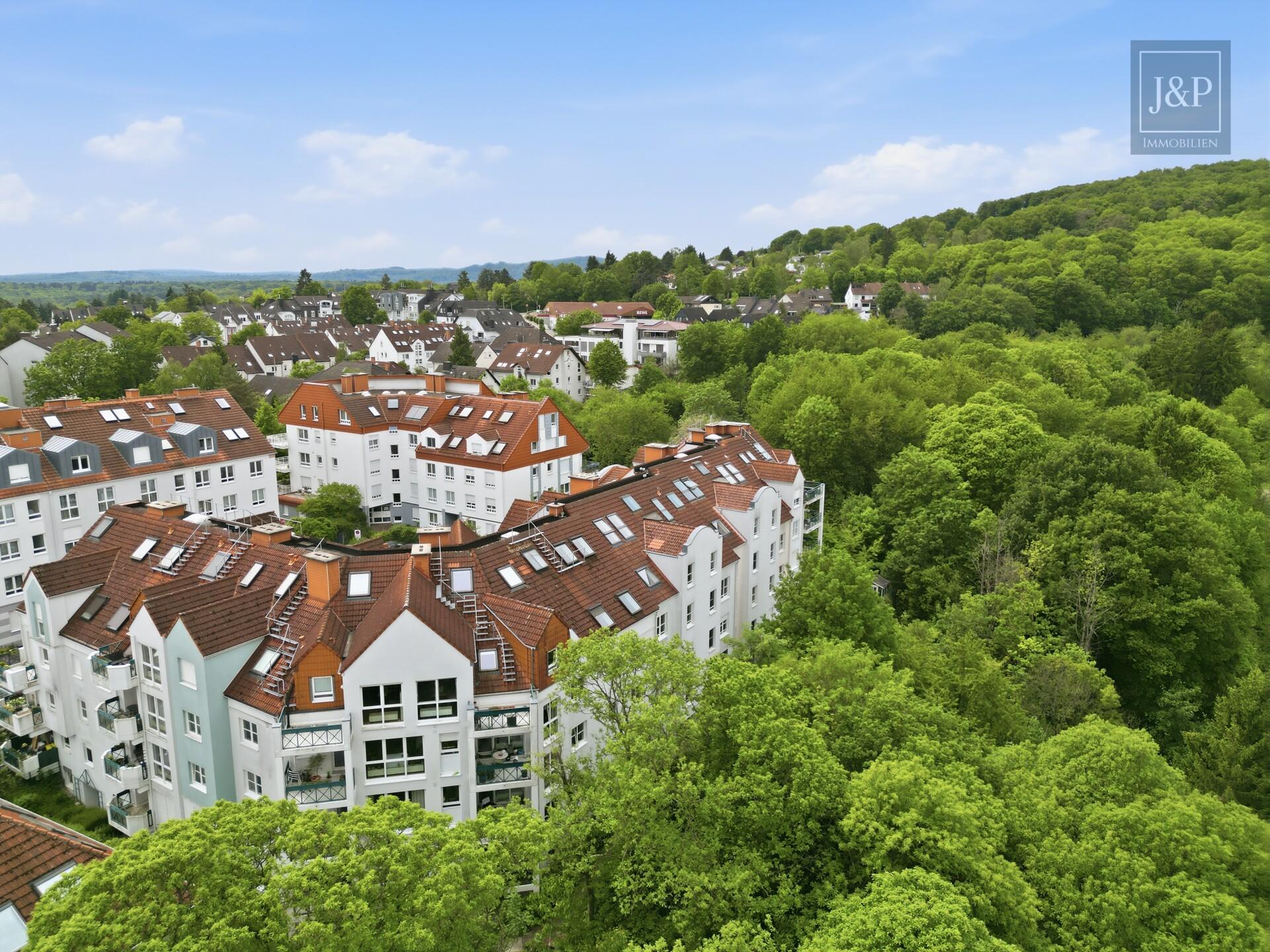 Bücherwohnung in schöner Wohnanlage direkt am Wald. - Gartenstück & TG-Stellplatz in Neuenhain - Gebäudeansicht