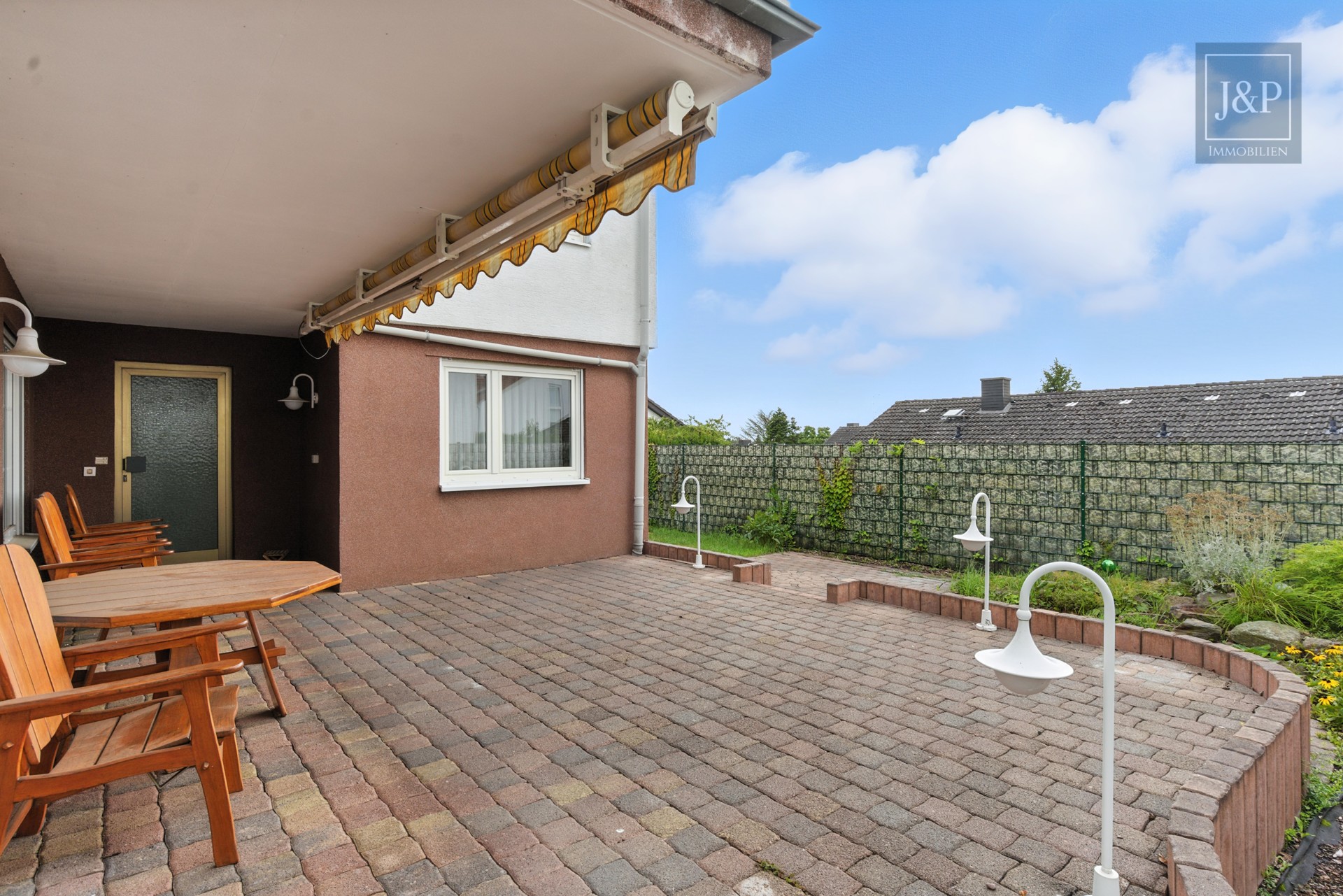 Wohnen auf einer Etage! EFH mit super Aussicht + Souterraineinheit & Ausbaureserve in Finthen - Terrasse