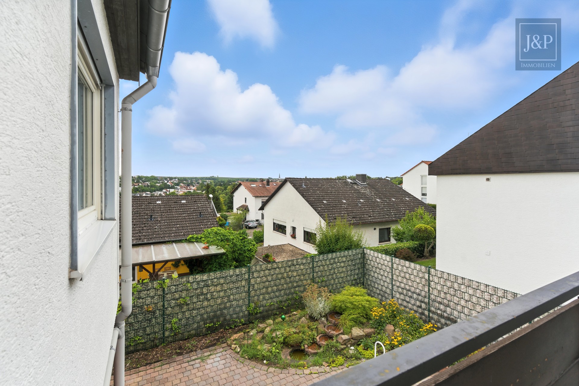 Wohnen auf einer Etage! EFH mit super Aussicht + Souterraineinheit & Ausbaureserve in Finthen - Ausblick Balkon