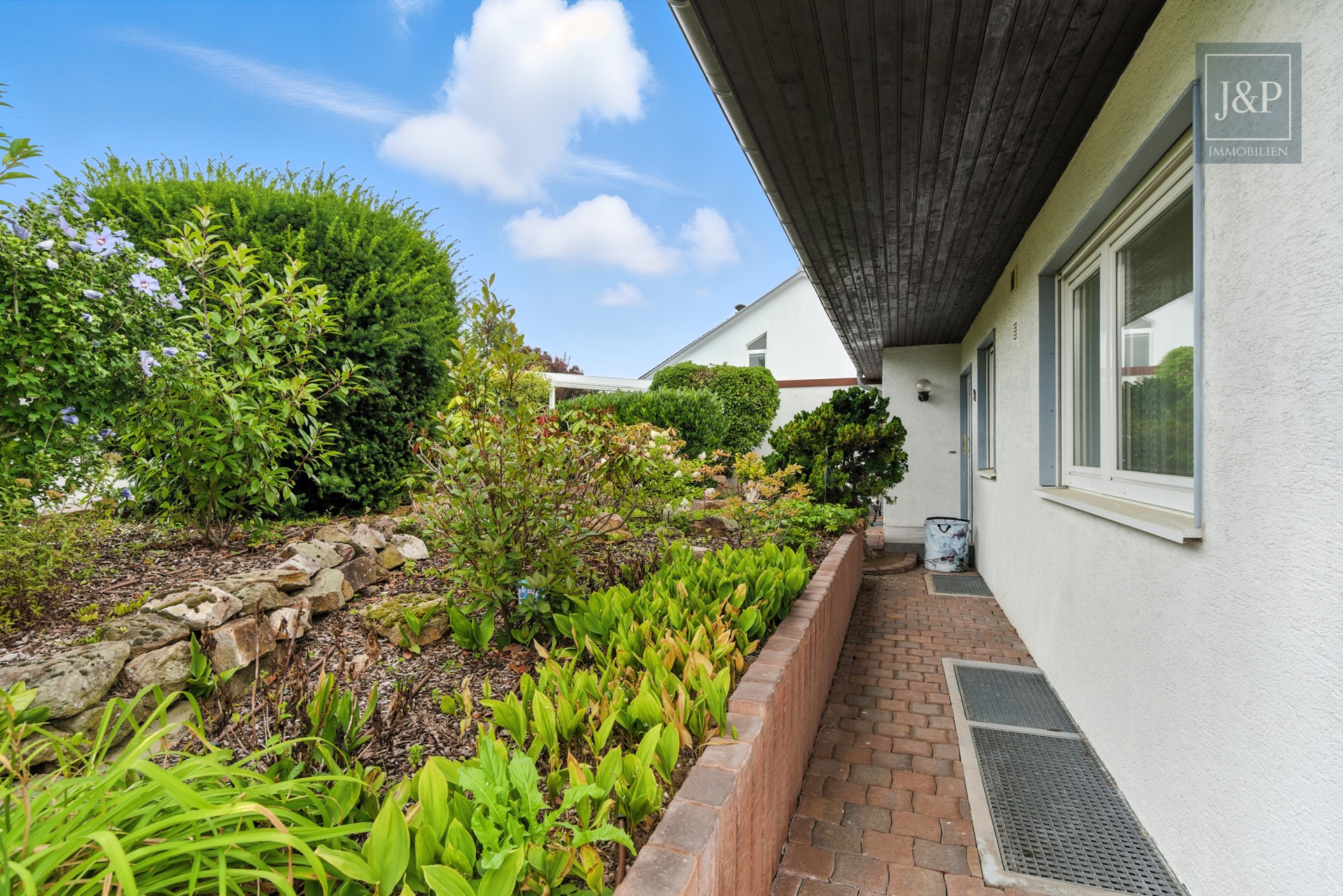 Wohnen auf einer Etage! EFH mit super Aussicht + Souterraineinheit & Ausbaureserve in Finthen - Vorgarten