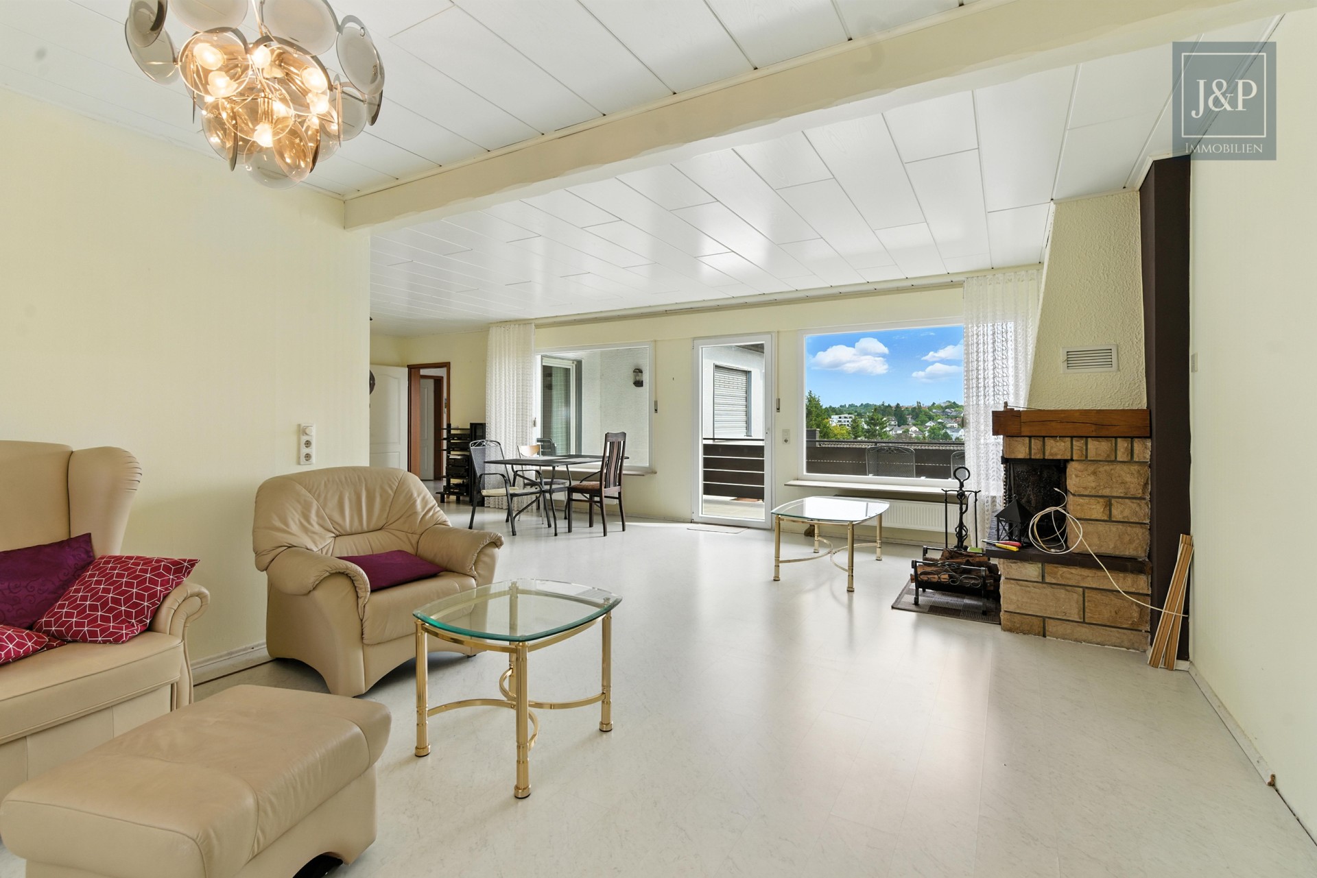 Wohnen auf einer Etage! EFH mit super Aussicht + Souterraineinheit & Ausbaureserve in Finthen - Wohnzimmer