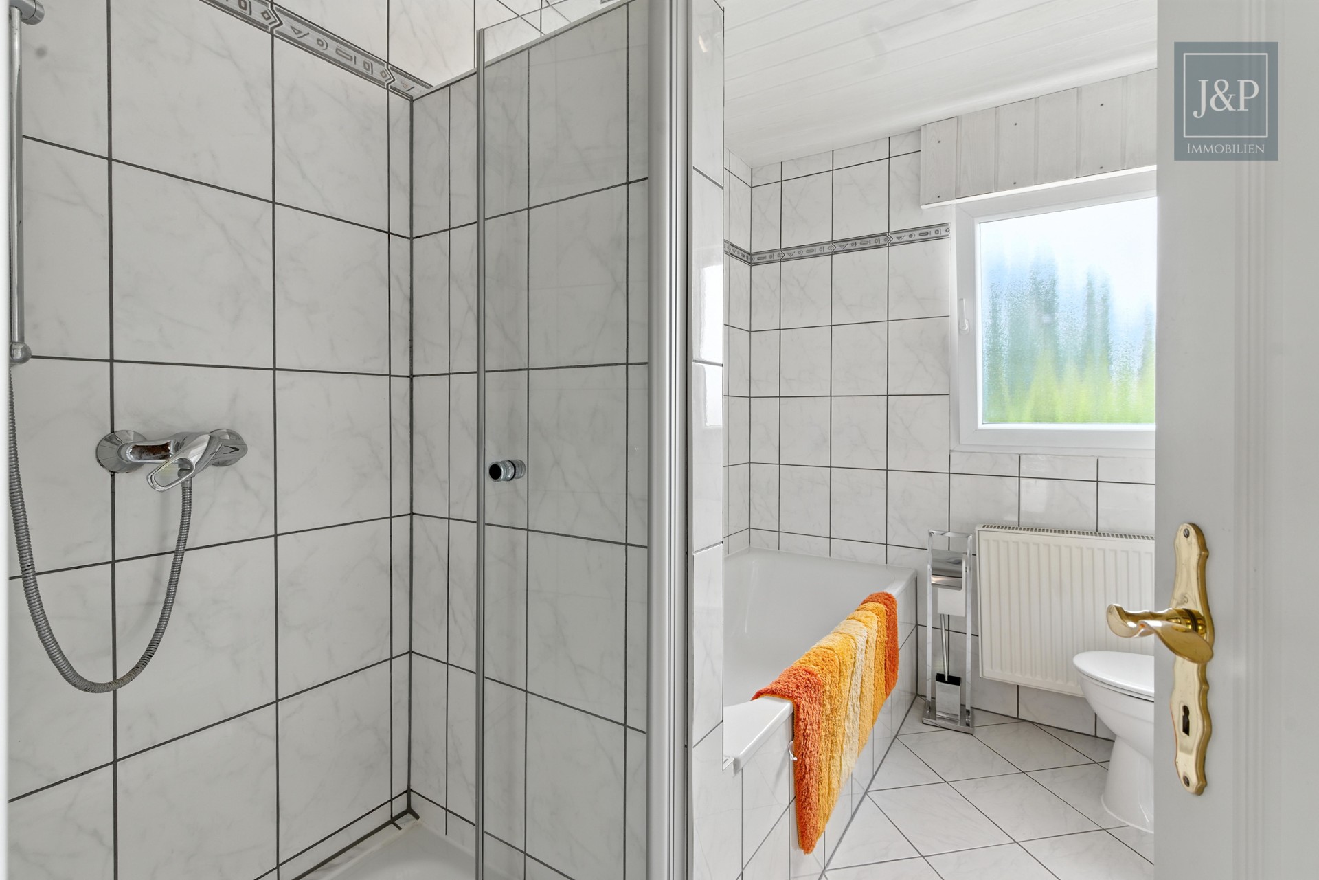 Wohnen auf einer Etage! EFH mit super Aussicht + Souterraineinheit & Ausbaureserve in Finthen - Badezimmer EG