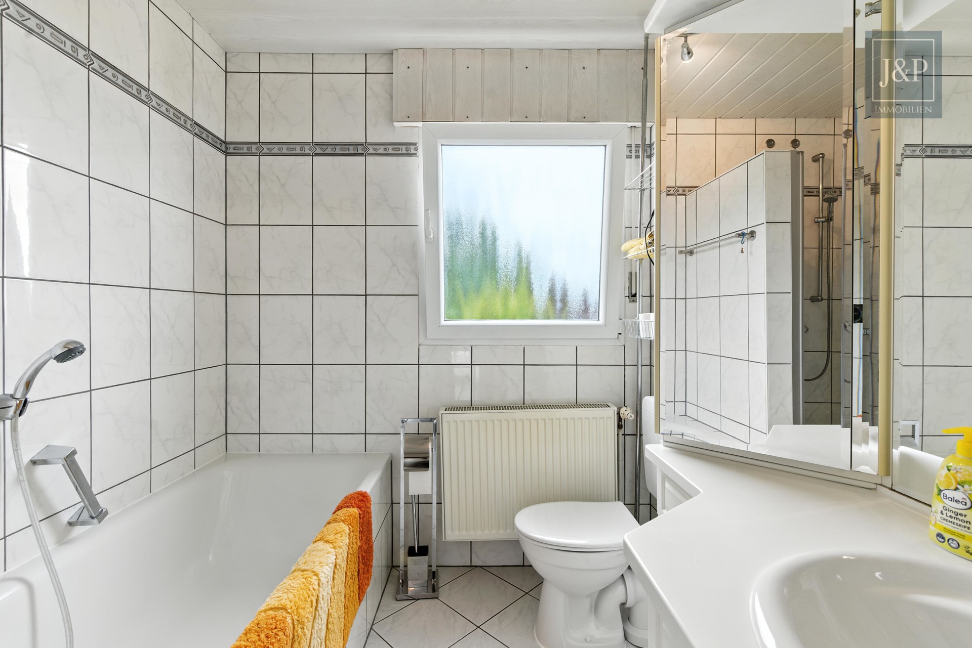 Wohnen auf einer Etage! EFH mit super Aussicht + Souterraineinheit & Ausbaureserve in Finthen - Badezimmer EG