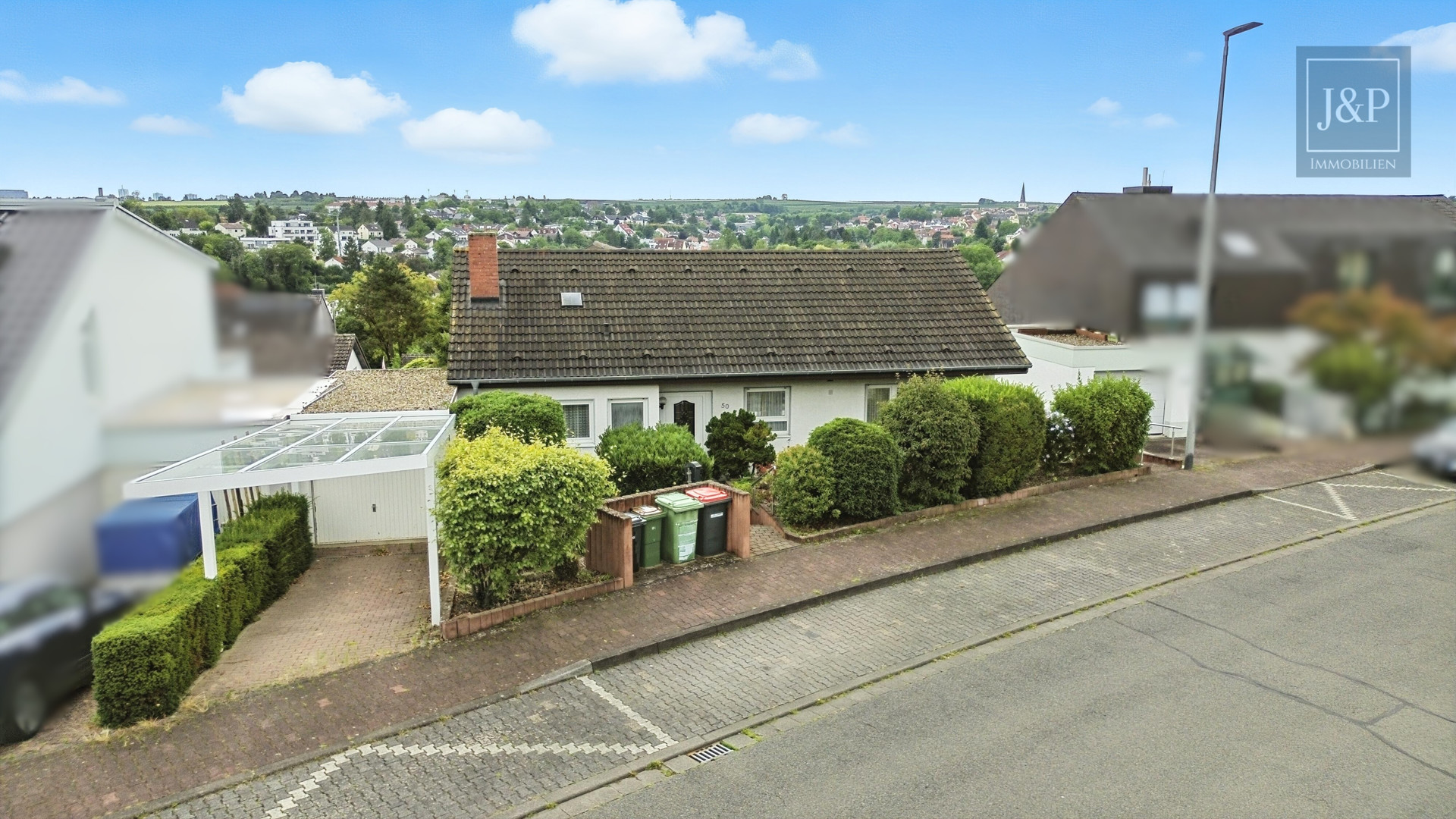 Wohnen auf einer Etage! EFH mit super Aussicht + Souterraineinheit & Ausbaureserve in Finthen - Außenansicht Vorne