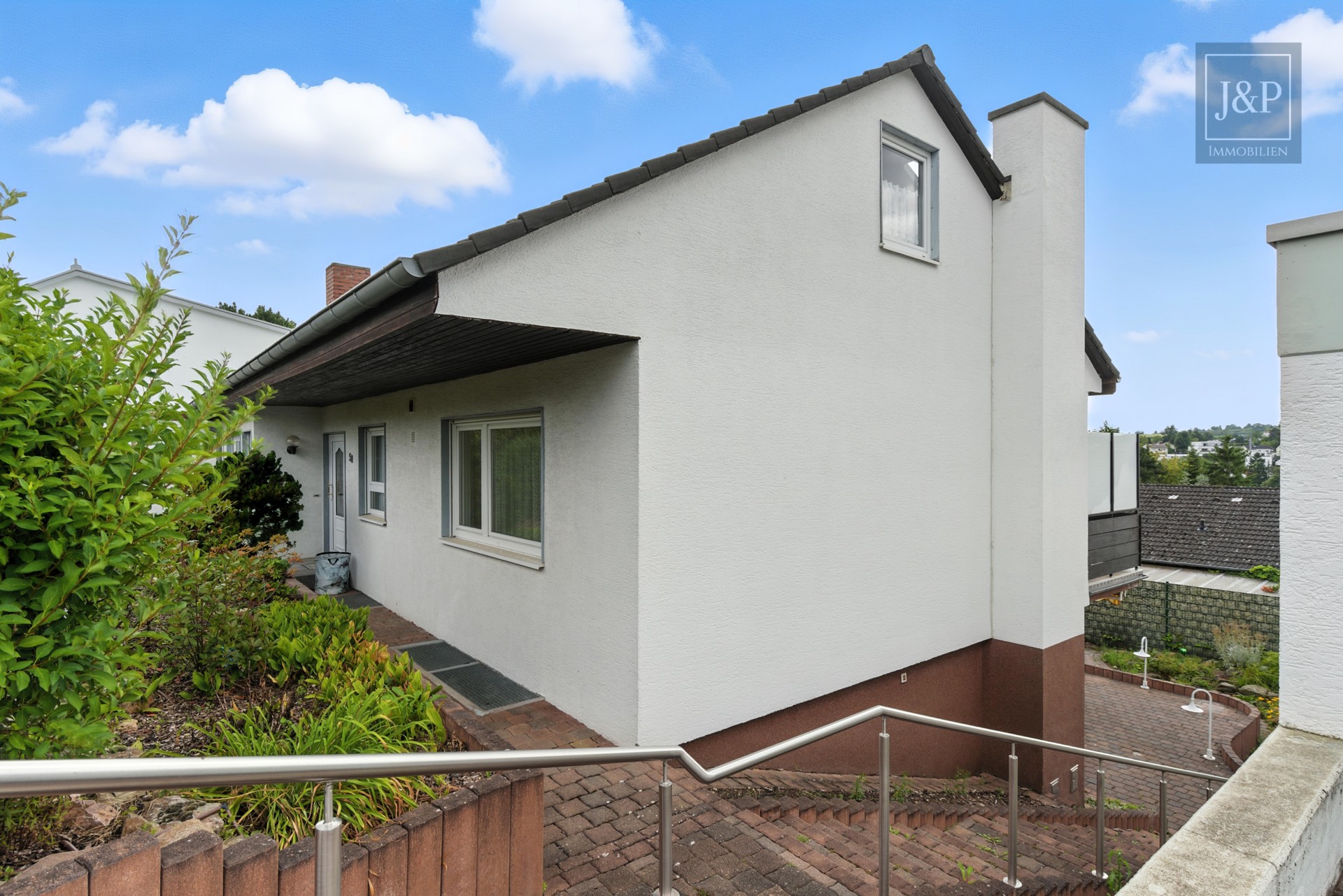 Wohnen auf einer Etage! EFH mit super Aussicht + Souterraineinheit & Ausbaureserve in Finthen - Außenansicht Seite