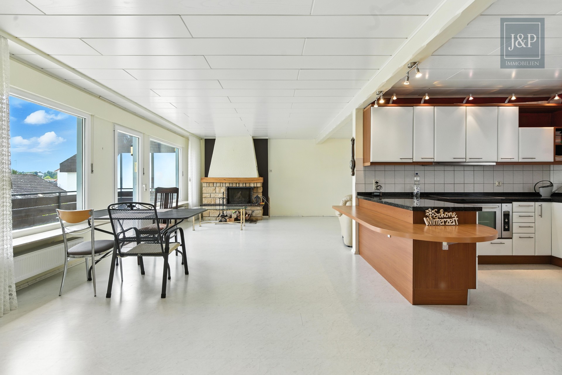 Wohnen auf einer Etage! EFH mit super Aussicht + Souterraineinheit & Ausbaureserve in Finthen - Wohn- und Essbereich