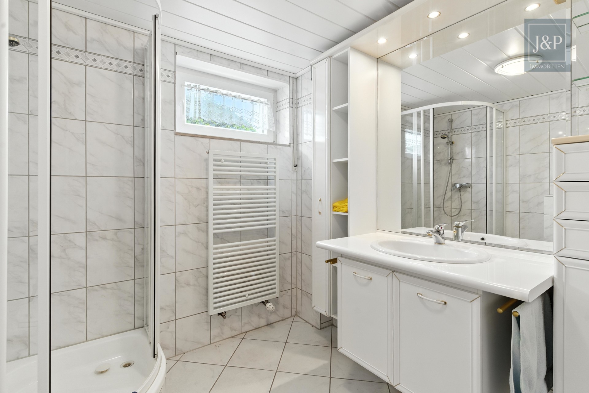 Wohnen auf einer Etage! EFH mit super Aussicht + Souterraineinheit & Ausbaureserve in Finthen - Badezimmer Keller