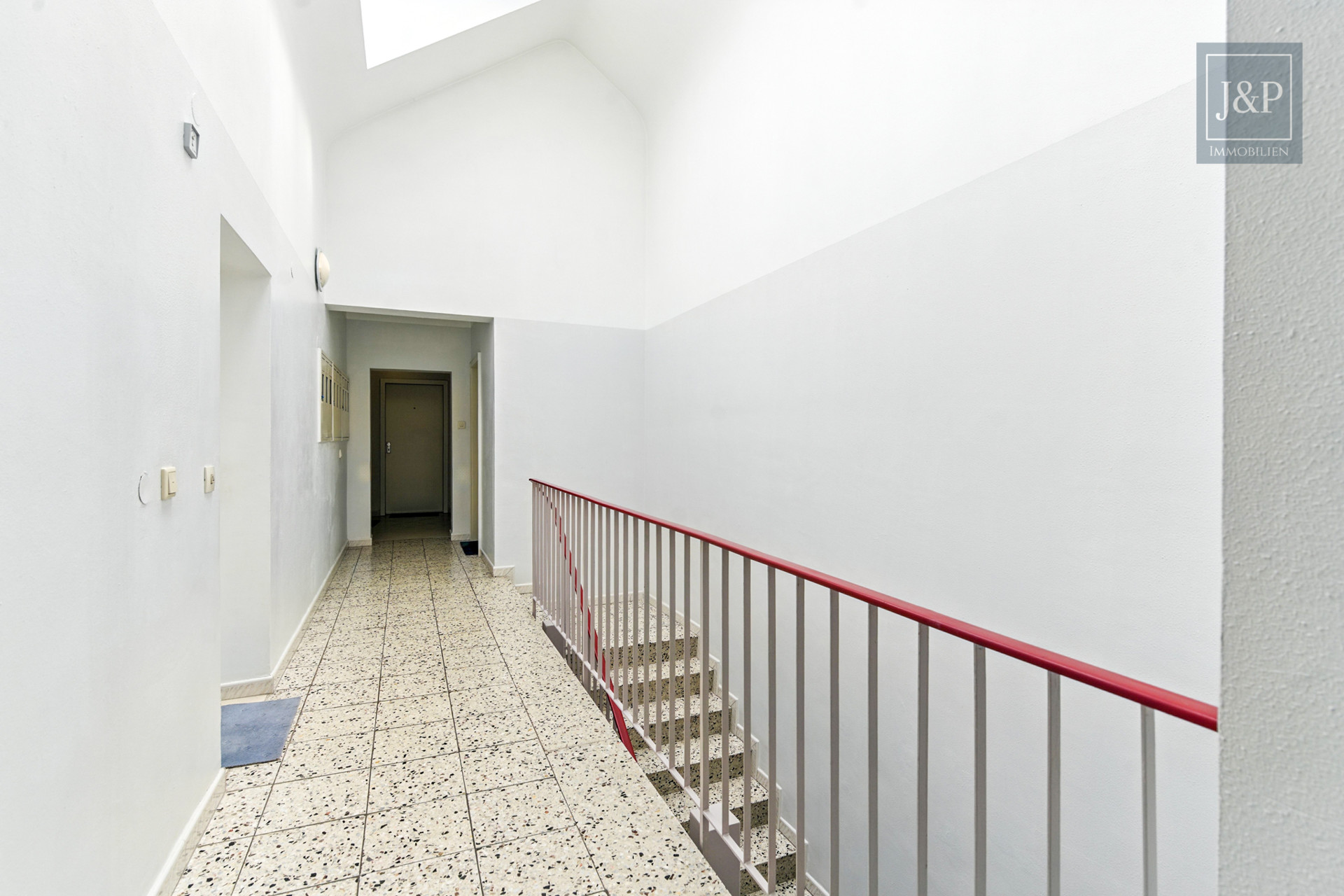 Kapitalanlage in Messenähe: Voll vermietetes Mehrfamilienhaus in Frankfurt-Rödelheim! - Treppenhaus