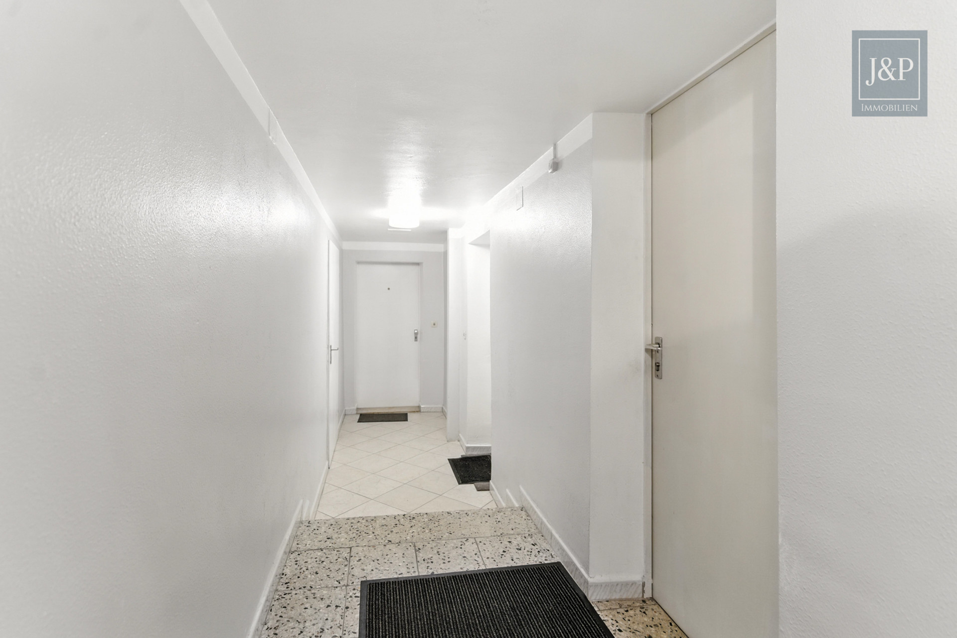 Kapitalanlage in Messenähe: Voll vermietetes Mehrfamilienhaus in Frankfurt-Rödelheim! - Treppenhaus