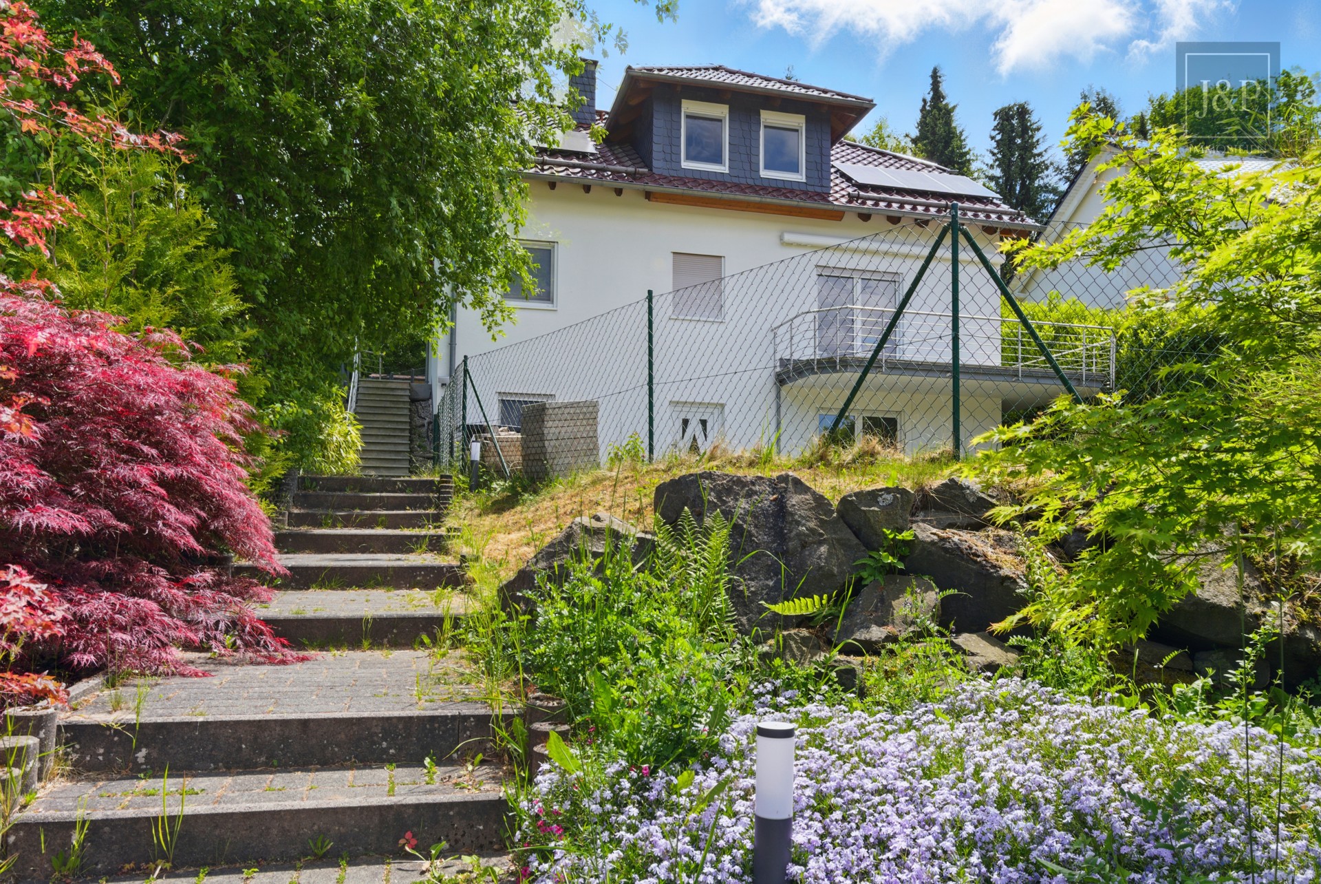 Saniertes & energetisches Einfamilienhaus mit Süd-West Balkon & tollem Blick! (ELW möglich) - Frontansicht