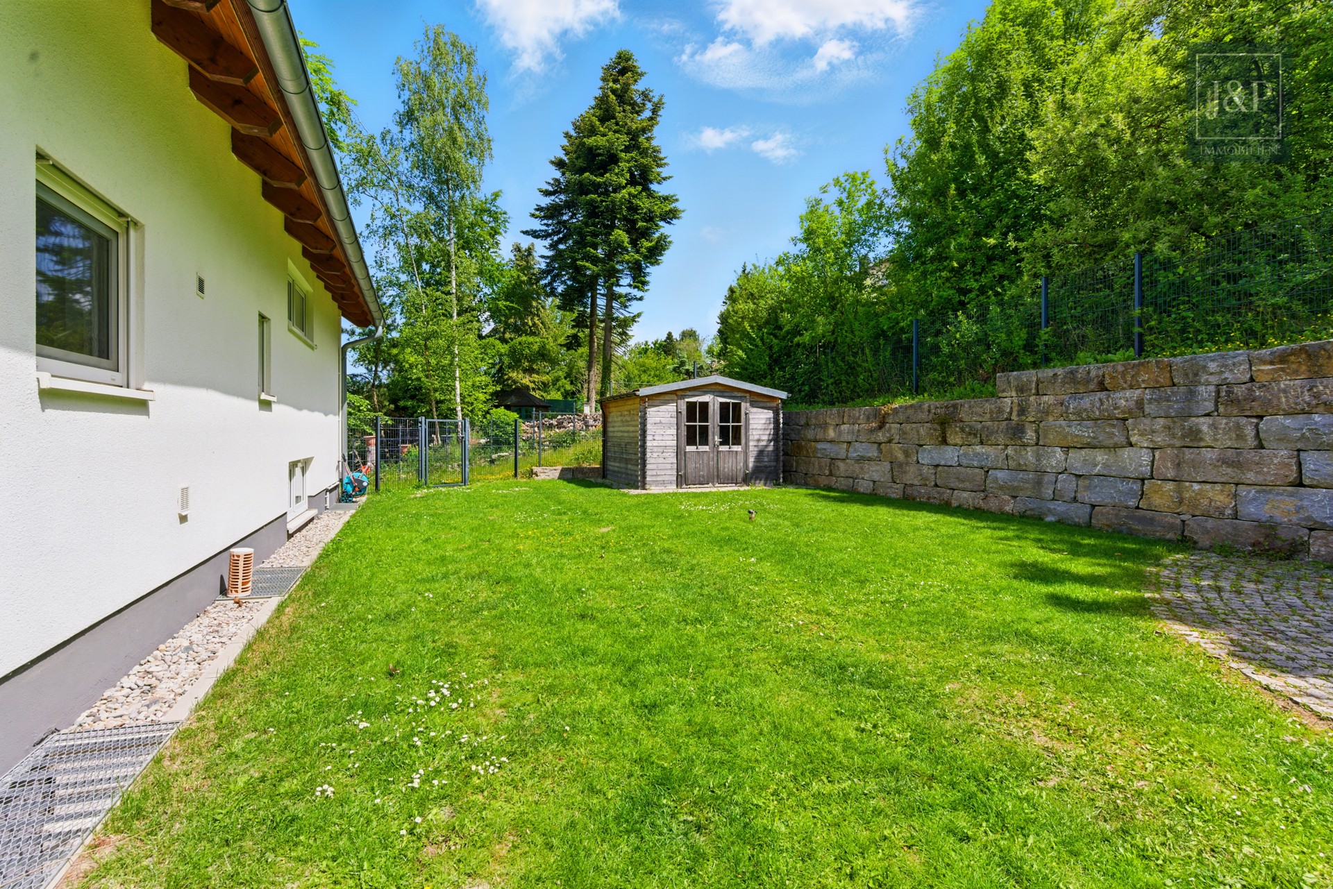 Saniertes & energetisches Einfamilienhaus mit Süd-West Balkon & tollem Blick! (ELW möglich) - Garten
