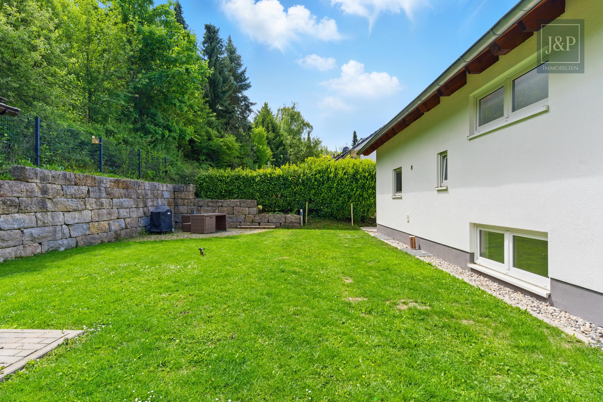 Saniertes & energetisches Einfamilienhaus mit Süd-West Balkon & tollem Blick! (ELW möglich) - Garten