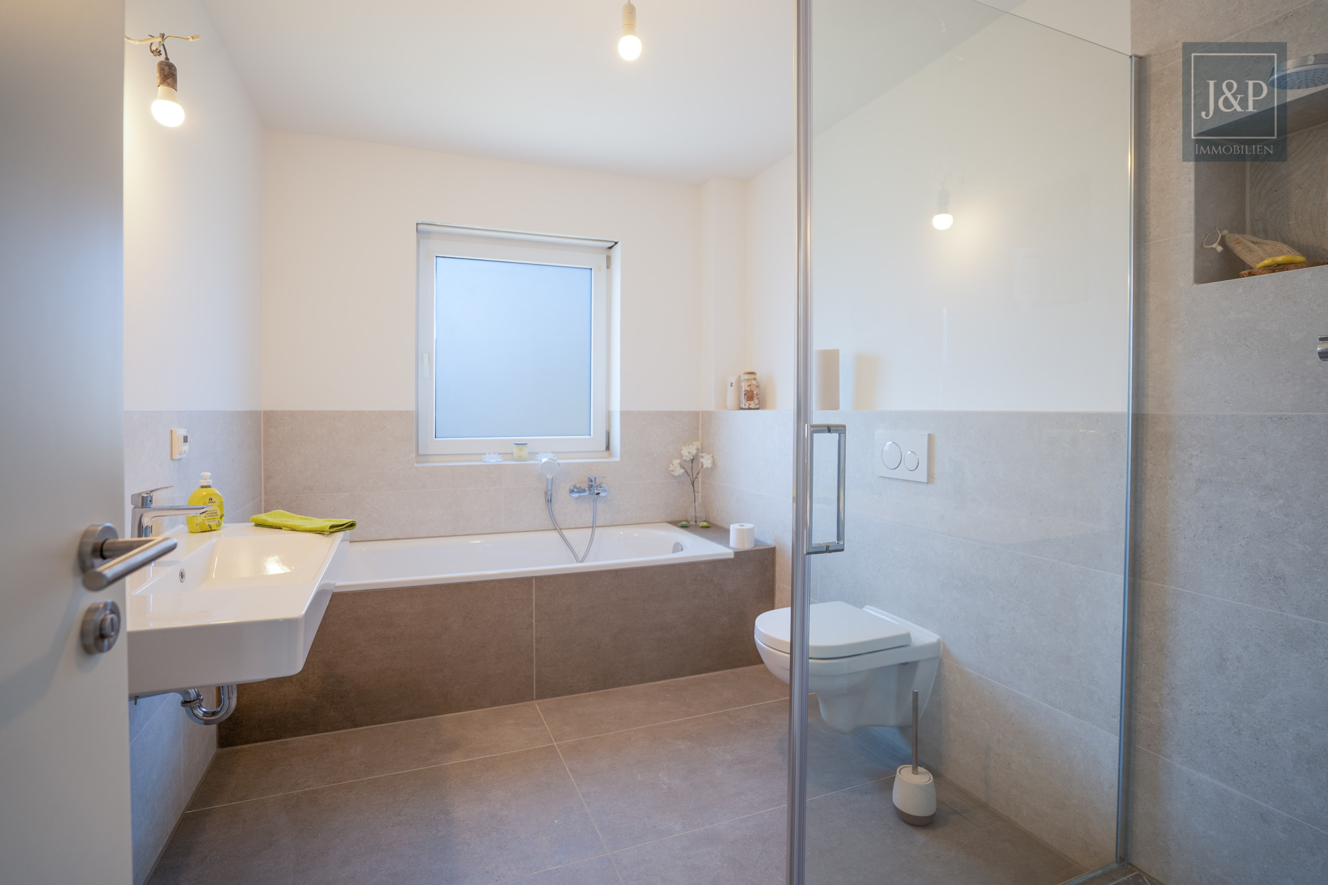 Saniertes & energetisches Einfamilienhaus mit Süd-West Balkon & tollem Blick! (ELW möglich) - Bad EG