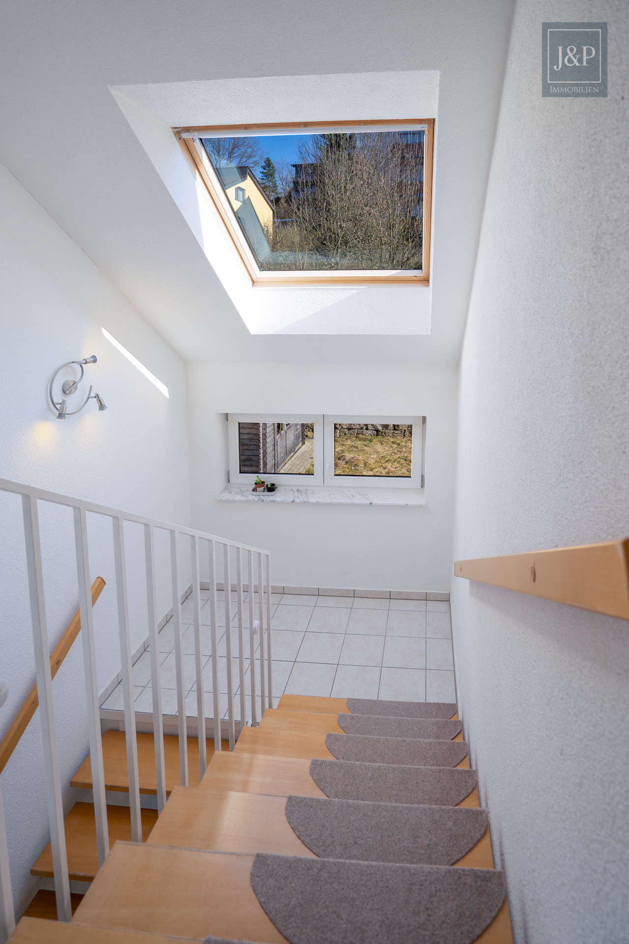 Saniertes & energetisches Einfamilienhaus mit Süd-West Balkon & tollem Blick! (ELW möglich) - Flur