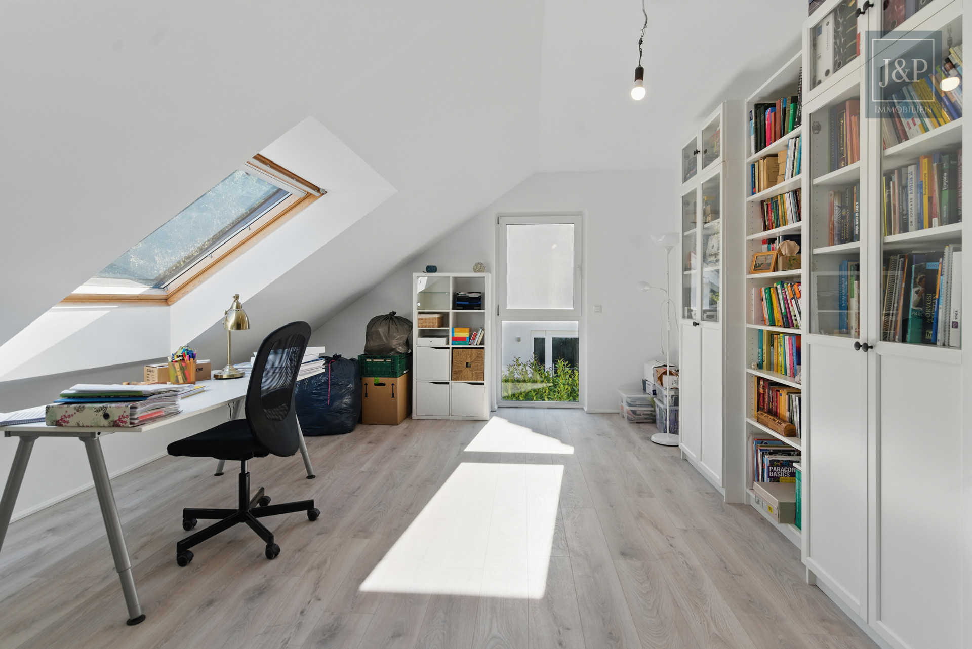 Saniertes & energetisches Einfamilienhaus mit Süd-West Balkon & tollem Blick! (ELW möglich) - Zimmer OG