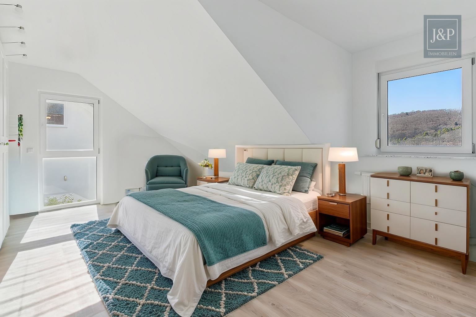 Saniertes & energetisches Einfamilienhaus mit Süd-West Balkon & tollem Blick! (ELW möglich) - Zimmer OG