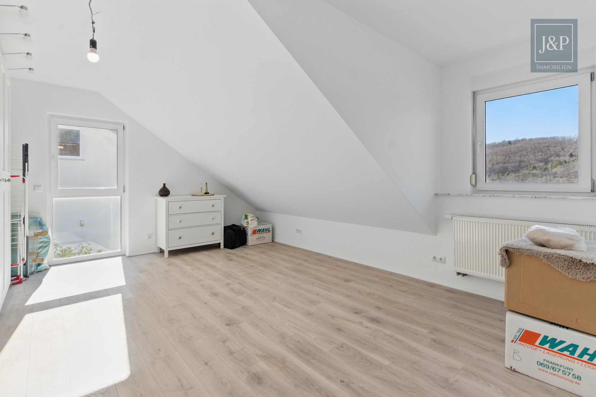 Saniertes & energetisches Einfamilienhaus mit Süd-West Balkon & tollem Blick! (ELW möglich) - Zimmer OG