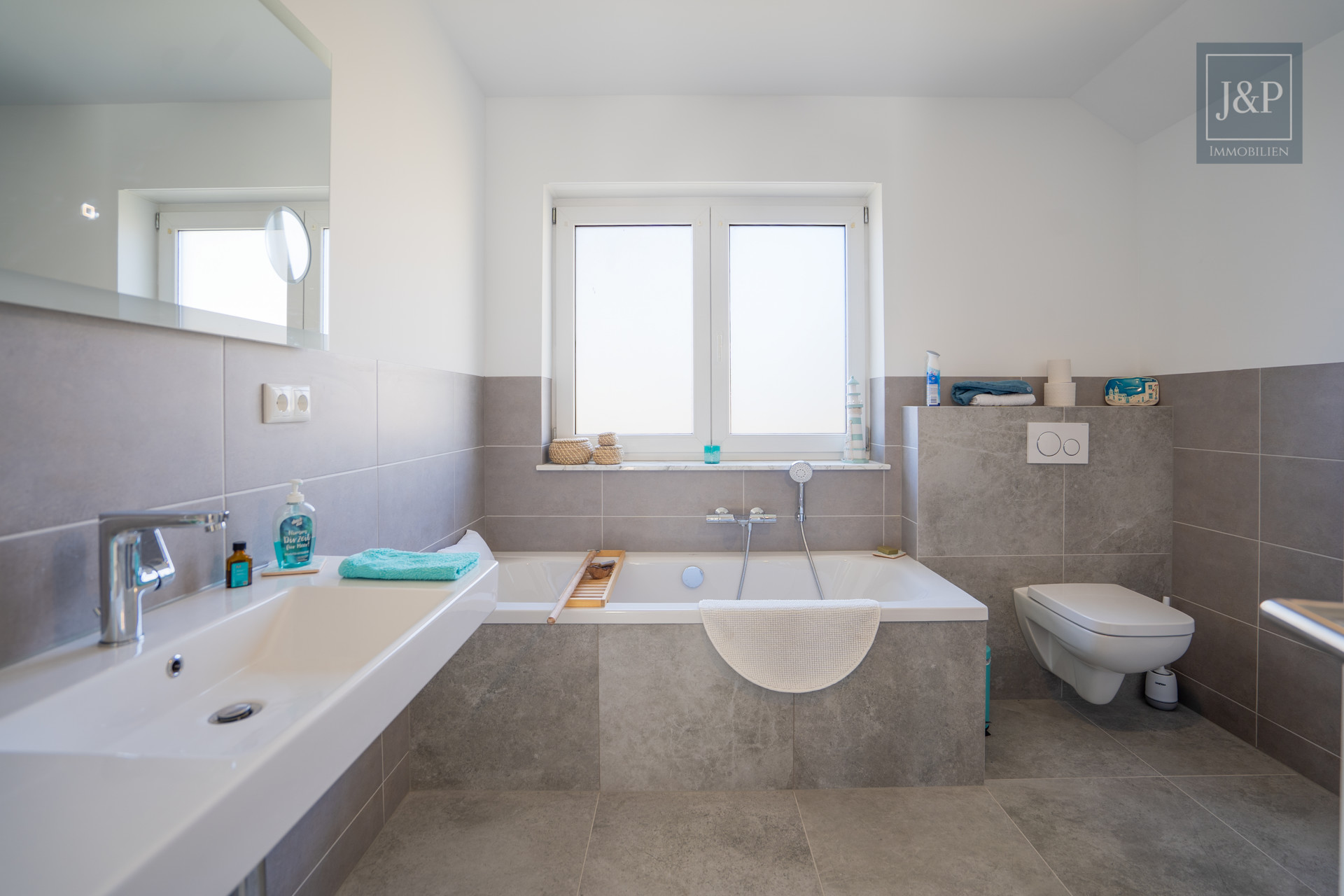 Saniertes & energetisches Einfamilienhaus mit Süd-West Balkon & tollem Blick! (ELW möglich) - Bad OG