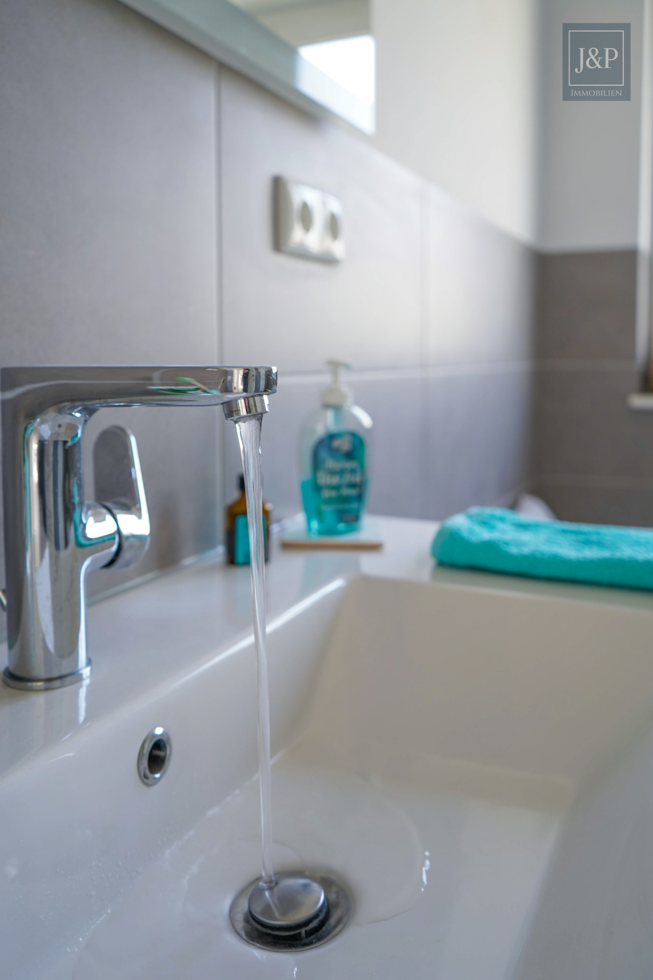 Saniertes & energetisches Einfamilienhaus mit Süd-West Balkon & tollem Blick! (ELW möglich) - Bad OG Detail