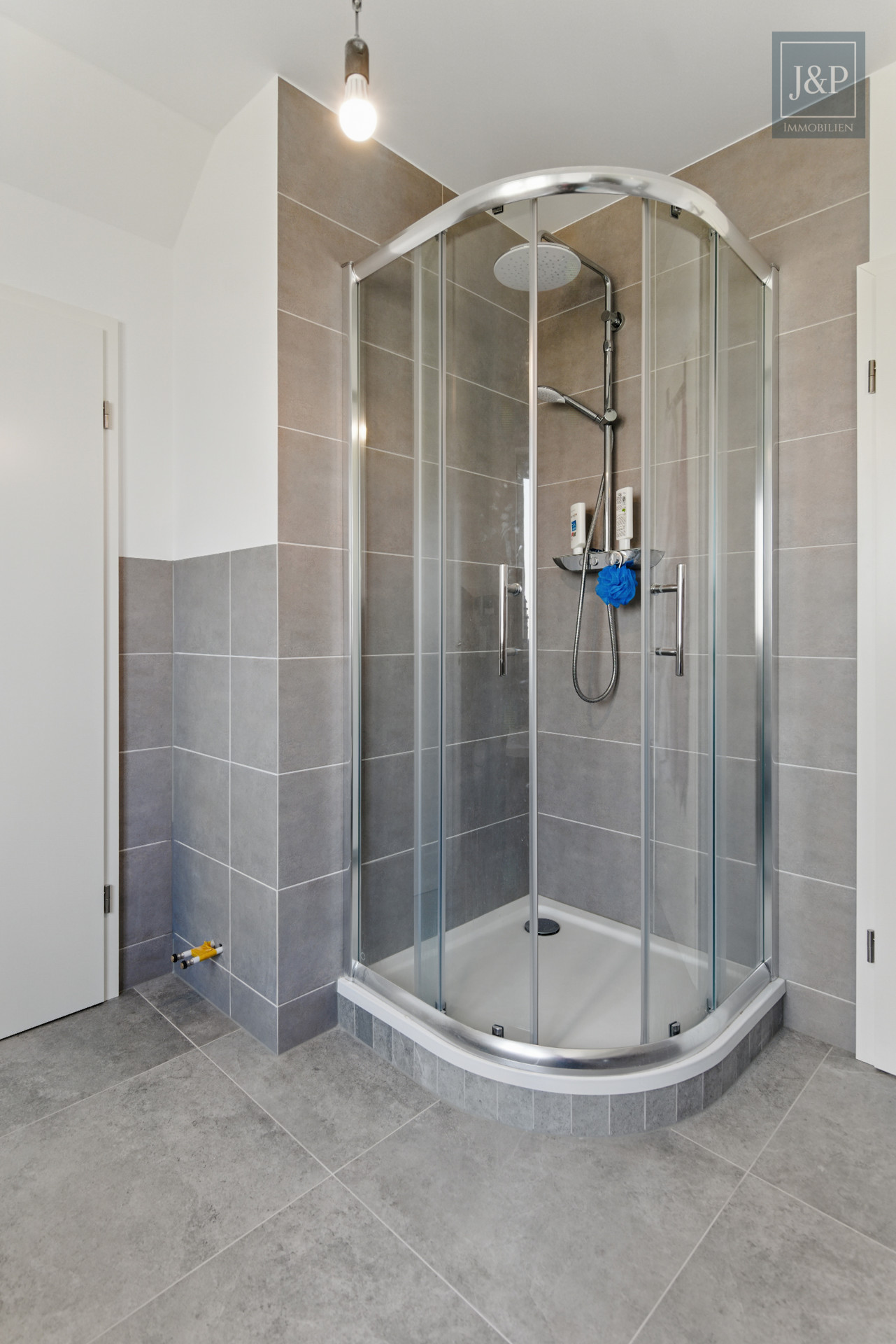 Saniertes & energetisches Einfamilienhaus mit Süd-West Balkon & tollem Blick! (ELW möglich) - Bad OG