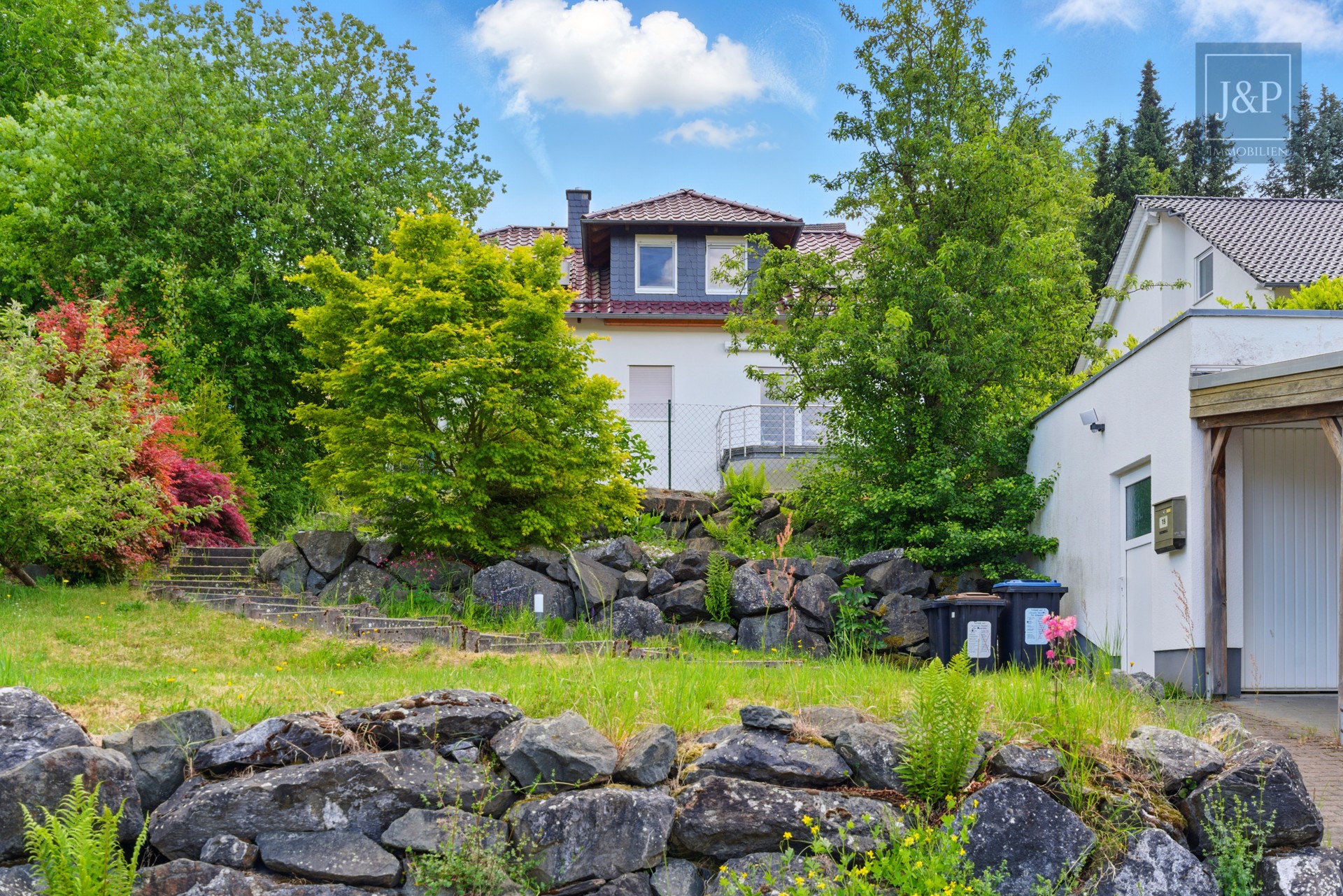 Saniertes & energetisches Einfamilienhaus mit Süd-West Balkon & tollem Blick! (ELW möglich) - Frontansicht