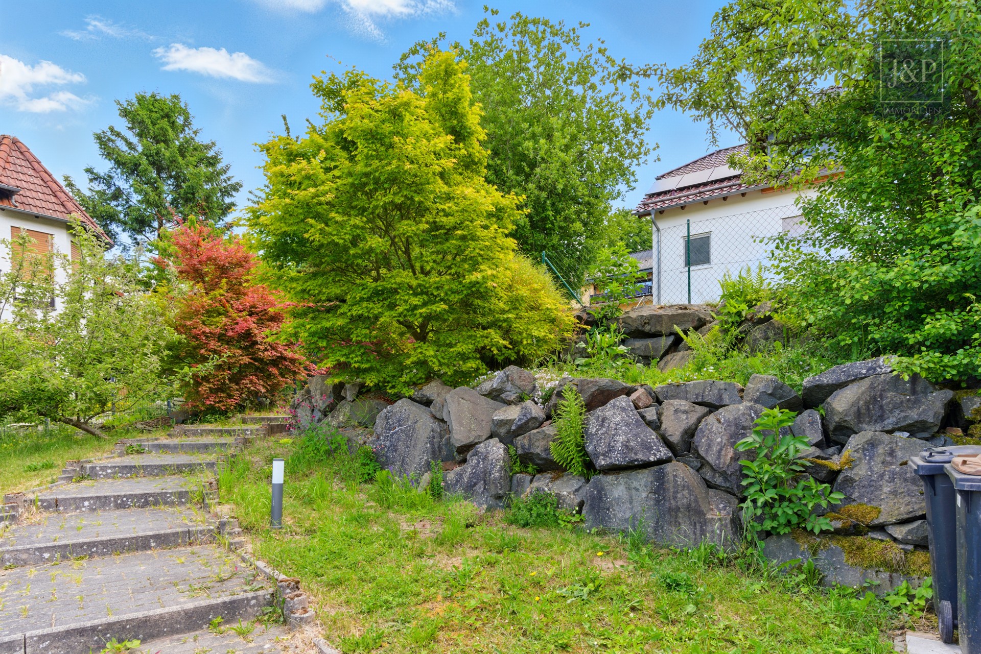 Saniertes & energetisches Einfamilienhaus mit Süd-West Balkon & tollem Blick! (ELW möglich) - Vorgarten