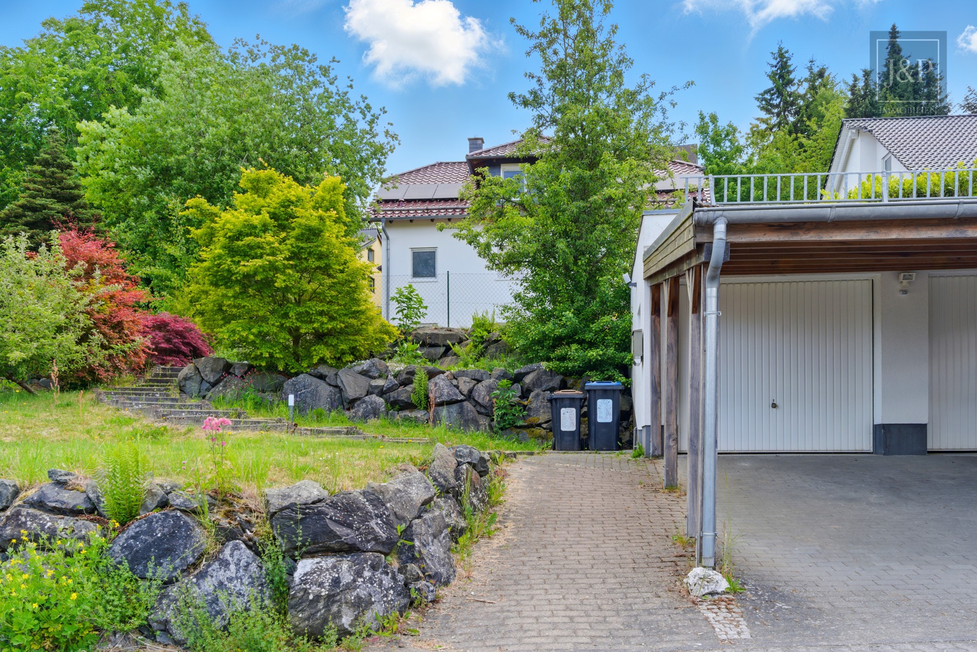 Saniertes & energetisches Einfamilienhaus mit Süd-West Balkon & tollem Blick! (ELW möglich) - Vorgarten