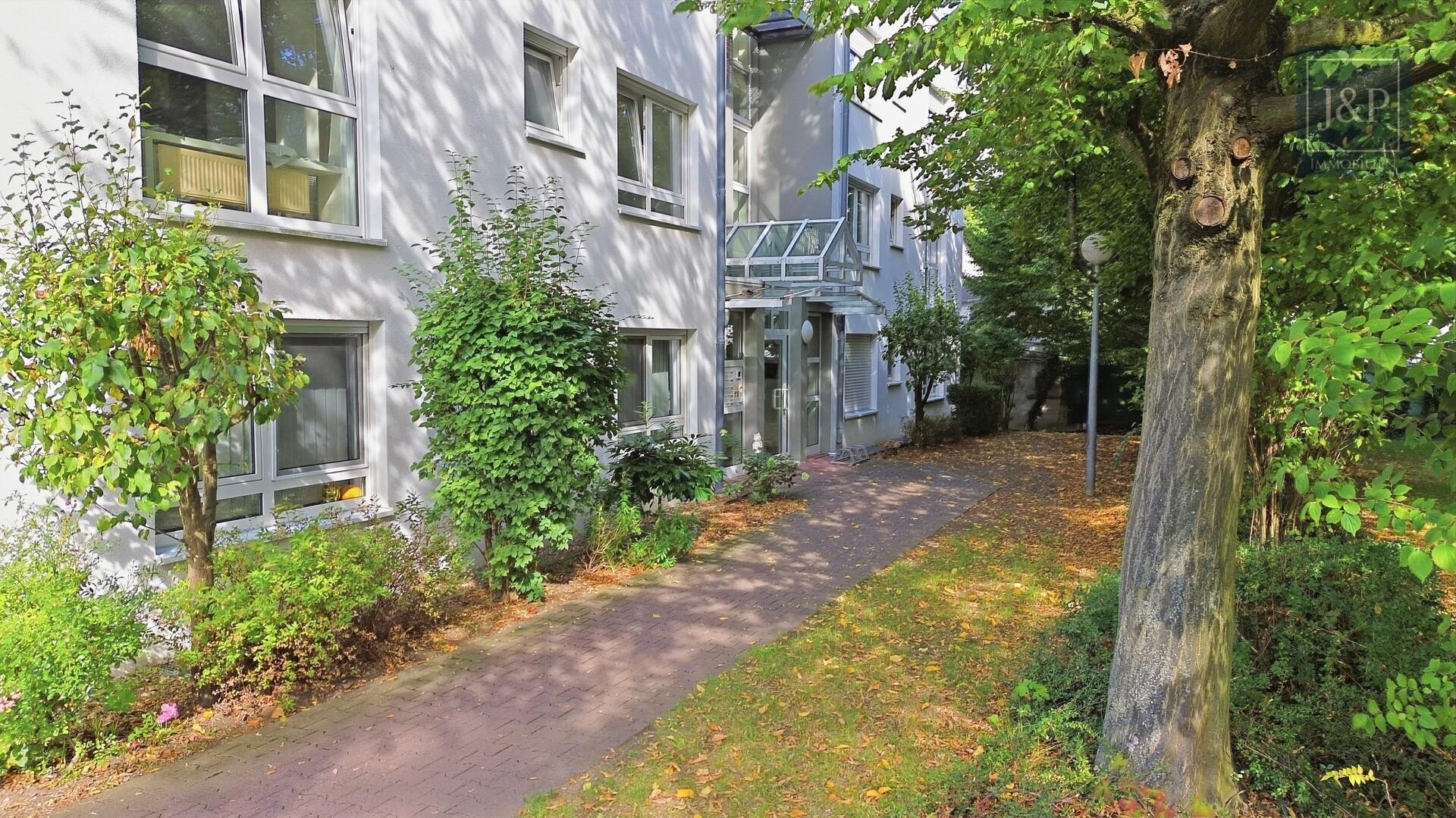 Modernisierte 2-ZBK in Preungesheim mit Loggia, Grünblick & Tiefgaragenstellplatz - Eingang