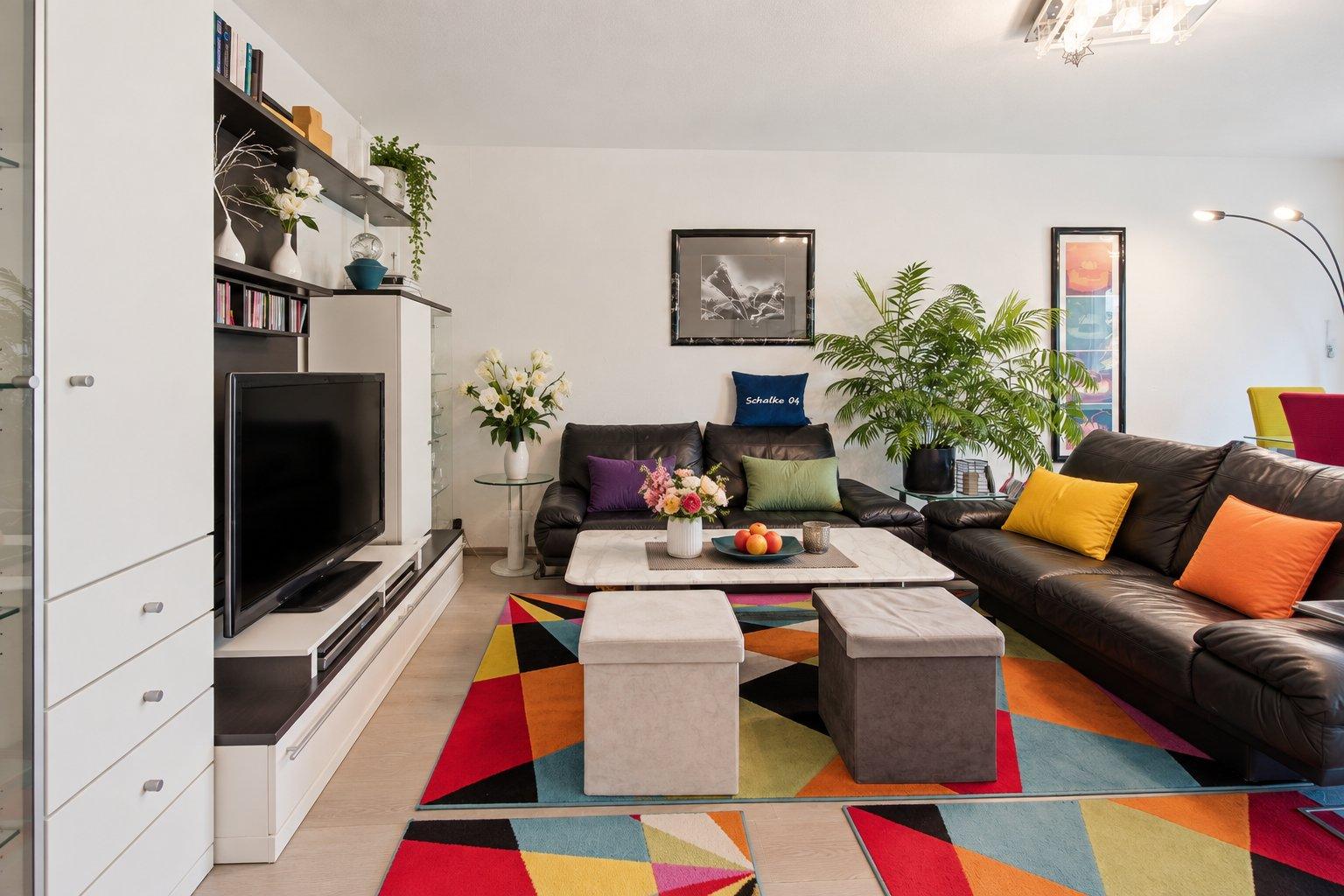 Modernisierte 2-ZBK in Preungesheim mit Loggia, Grünblick & Tiefgaragenstellplatz - Wohnzimmer