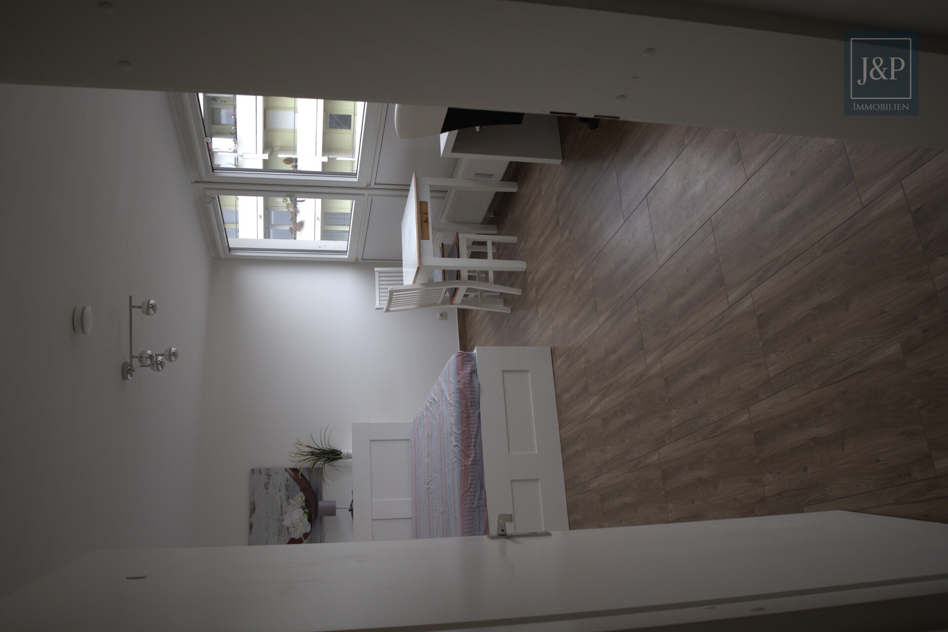 Charmante, lichtdurchflutete Wohnung im 5. OG mit Stellplatz - Eingang Schlaf- und Wohnzimmer