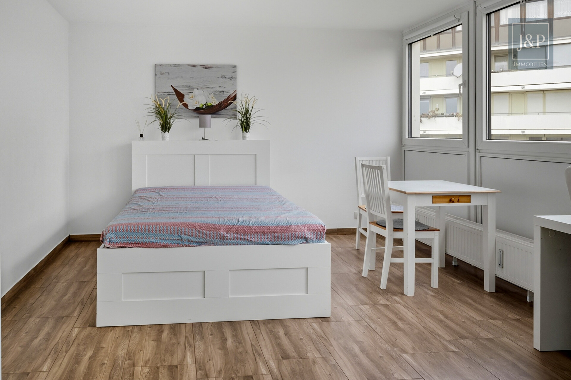 Charmante, lichtdurchflutete Wohnung im 5. OG mit Stellplatz - Wohn- und Schlafzimmer