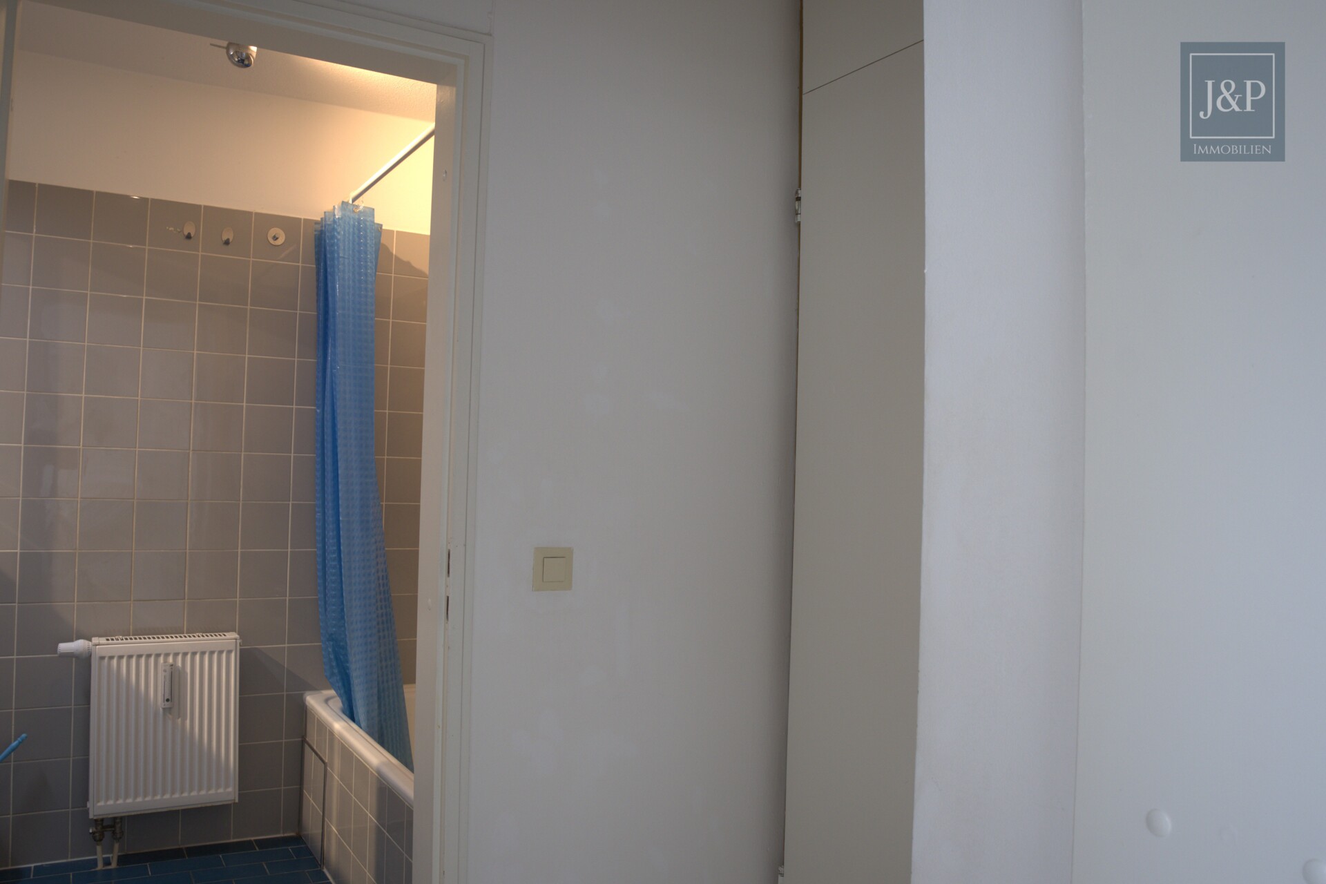 Charmante, lichtdurchflutete Wohnung im 5. OG mit Stellplatz - Gang und Bad