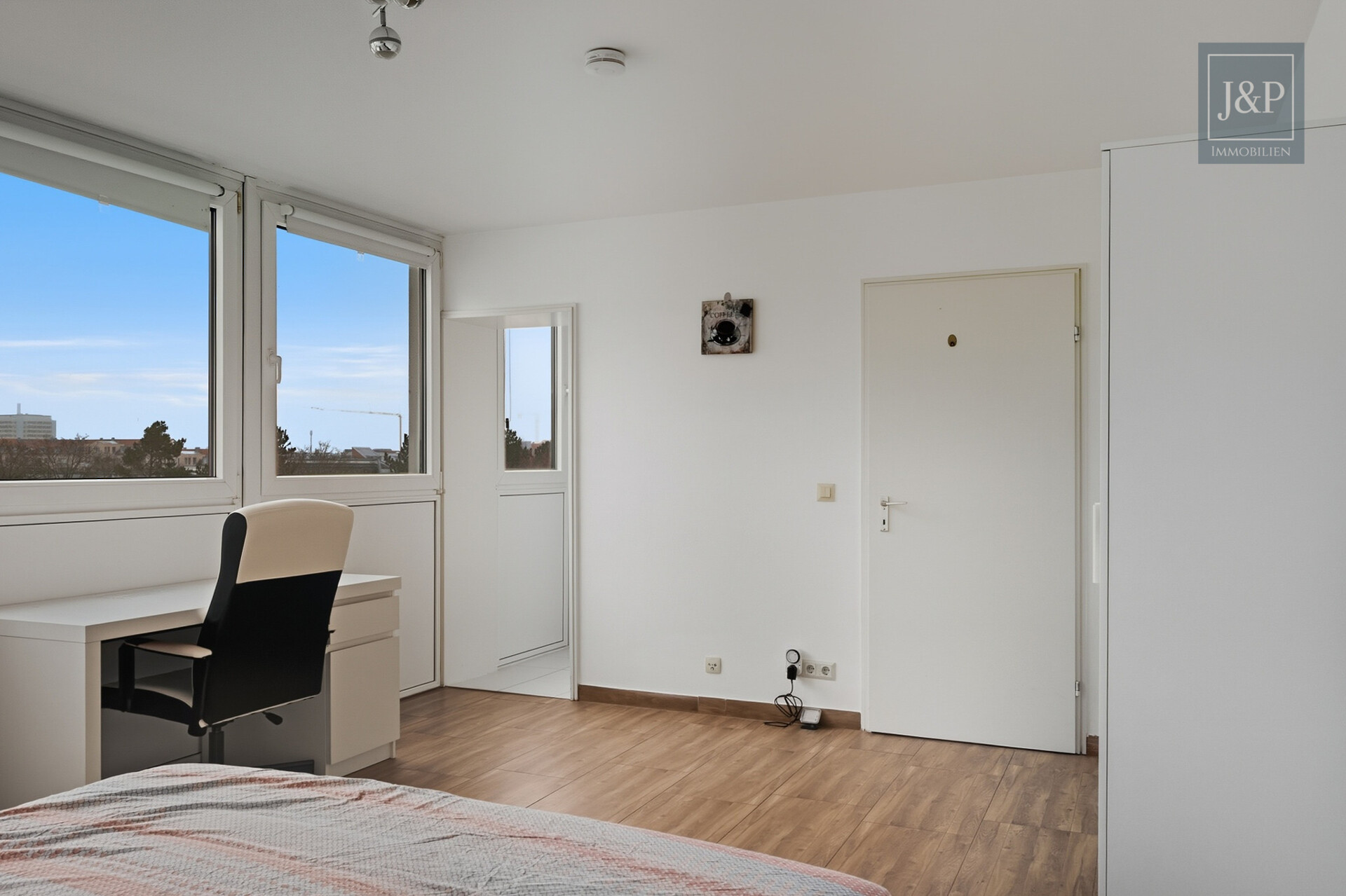 Charmante, lichtdurchflutete Wohnung im 5. OG mit Stellplatz - Wohn- und Schlafzimmer