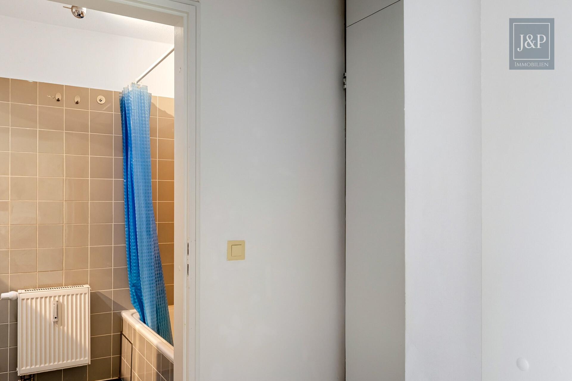 Charmante, lichtdurchflutete Wohnung im 5. OG mit Stellplatz - Eingang Bad