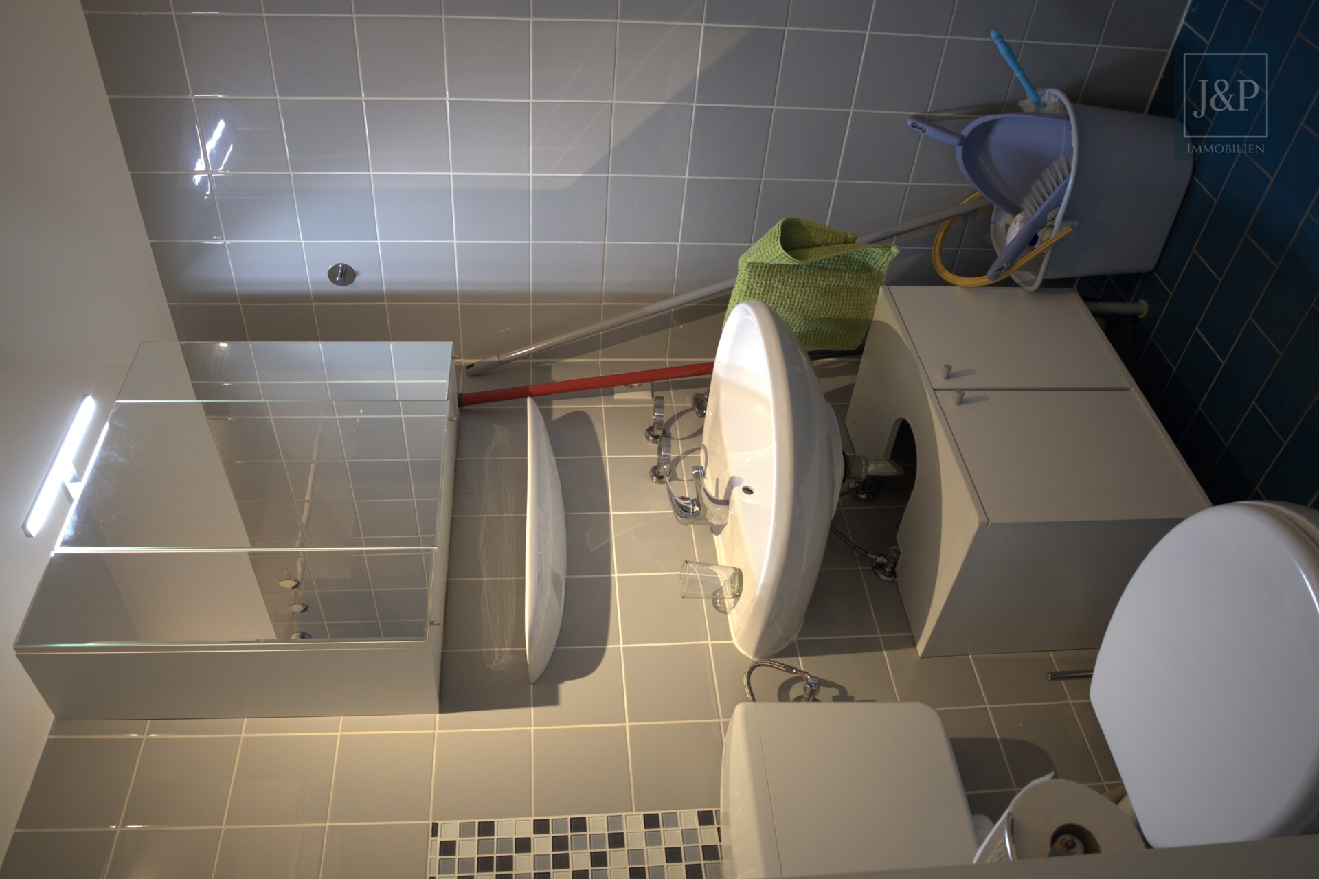 Charmante, lichtdurchflutete Wohnung im 5. OG mit Stellplatz - Bad