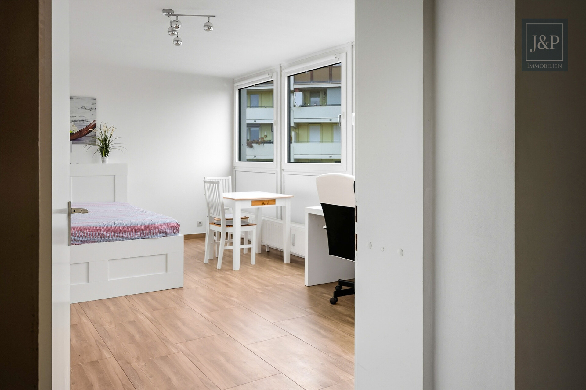 Charmante, lichtdurchflutete Wohnung im 5. OG mit Stellplatz - Eingang Wohn- und Schlafzimmer