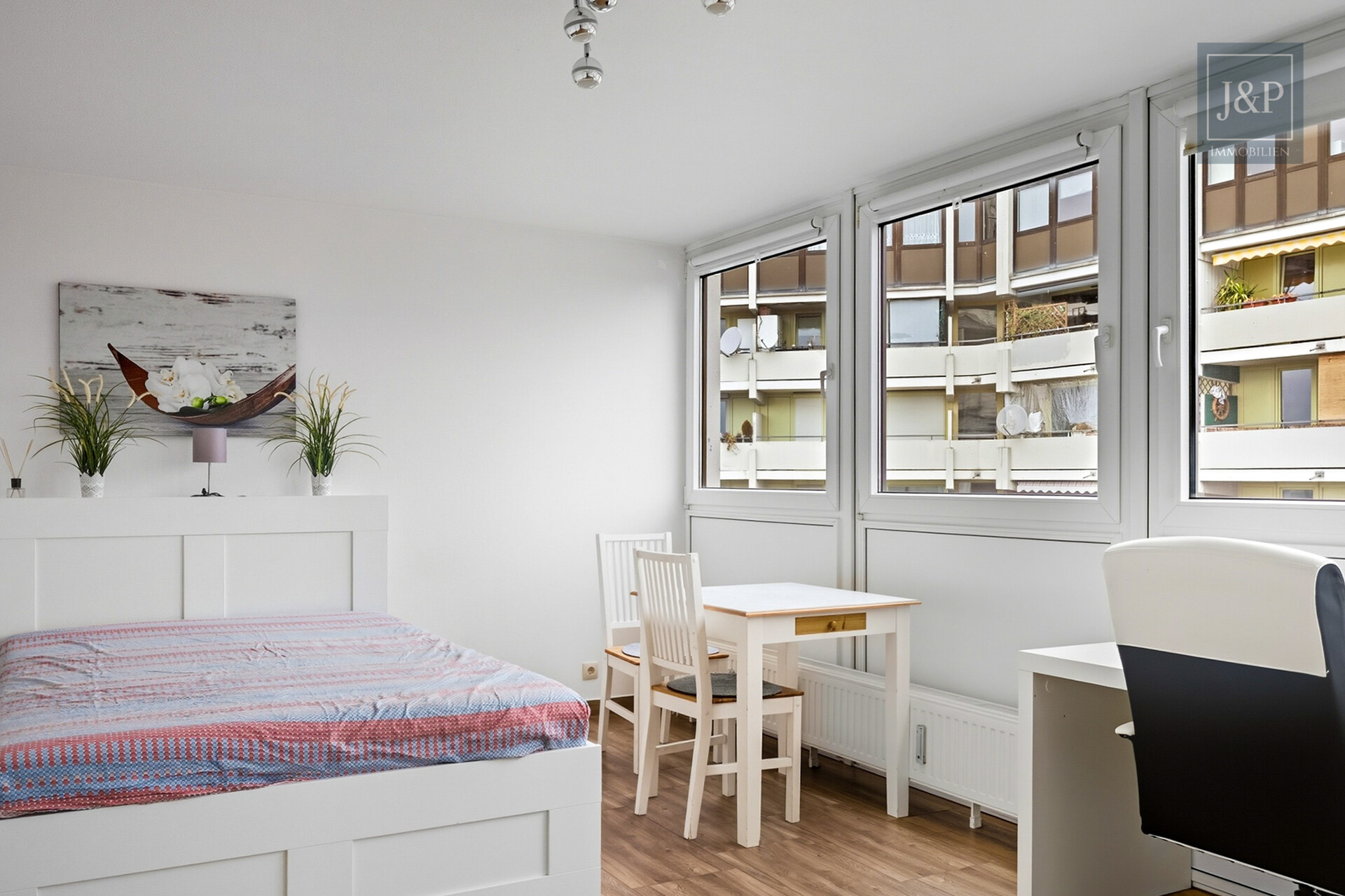 Charmante, lichtdurchflutete Wohnung im 5. OG mit Stellplatz - Wohn- und Schlafzimmer