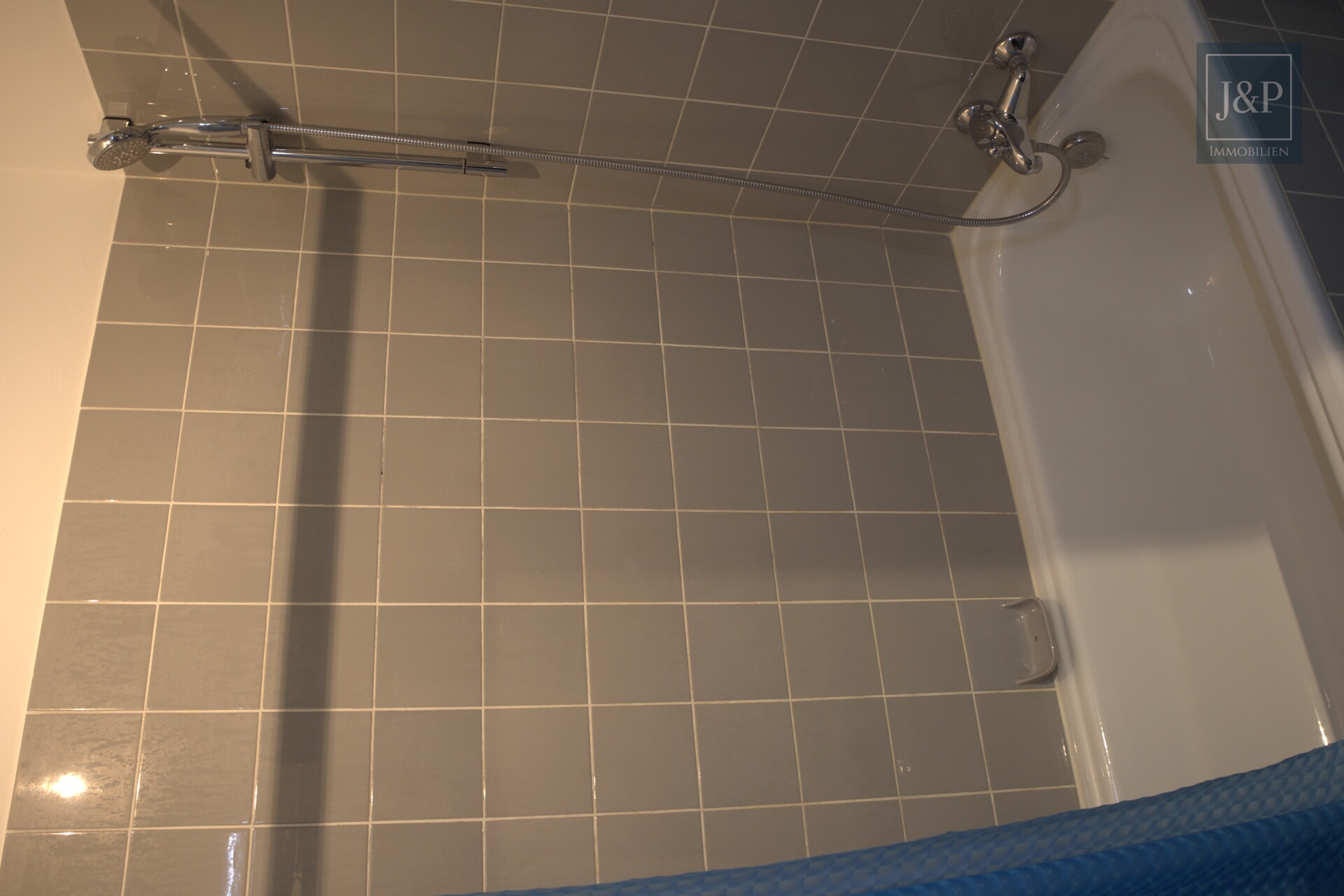 Charmante, lichtdurchflutete Wohnung im 5. OG mit Stellplatz - Duschwanne