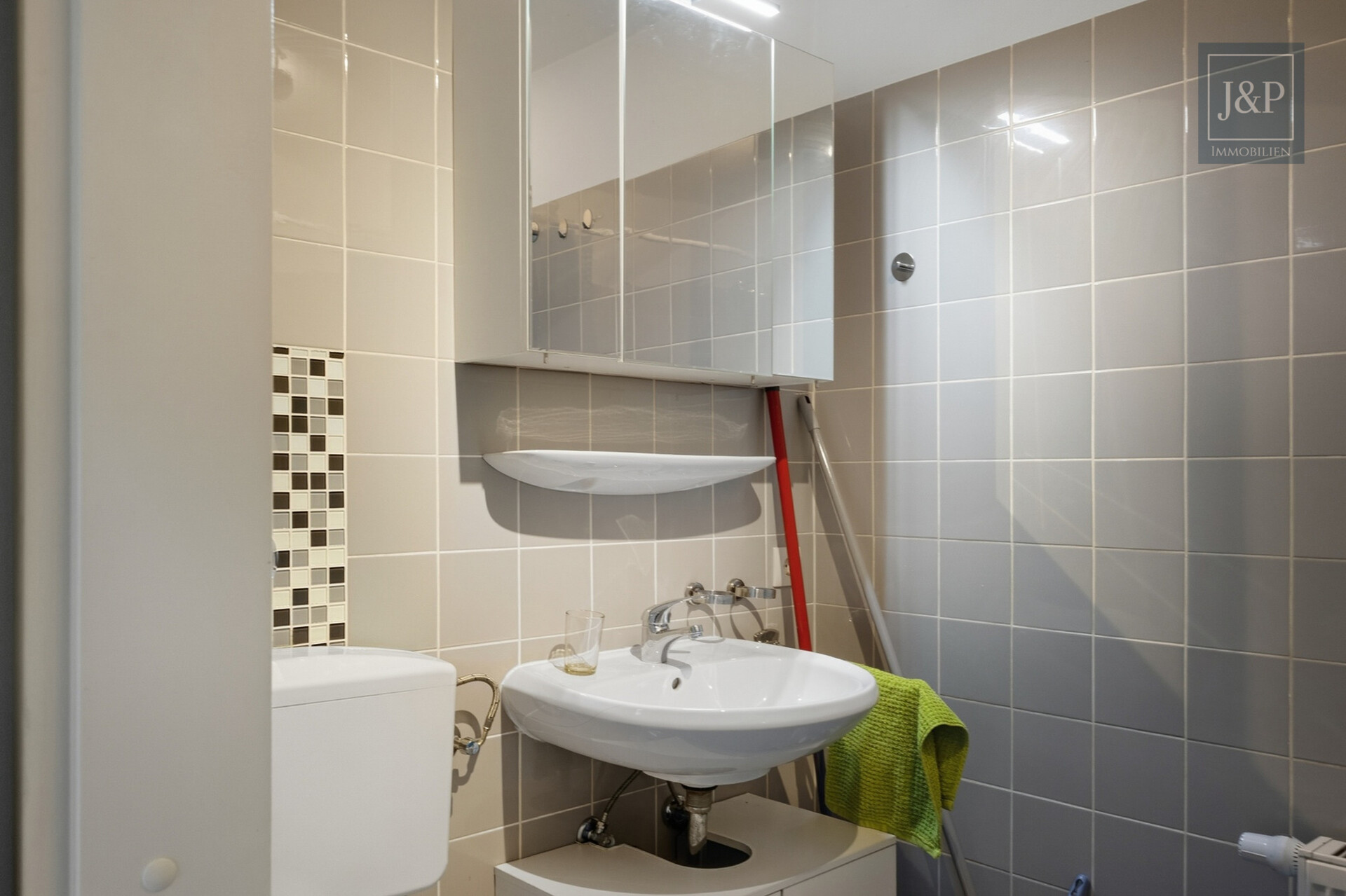 Charmante, lichtdurchflutete Wohnung im 5. OG mit Stellplatz - Bad