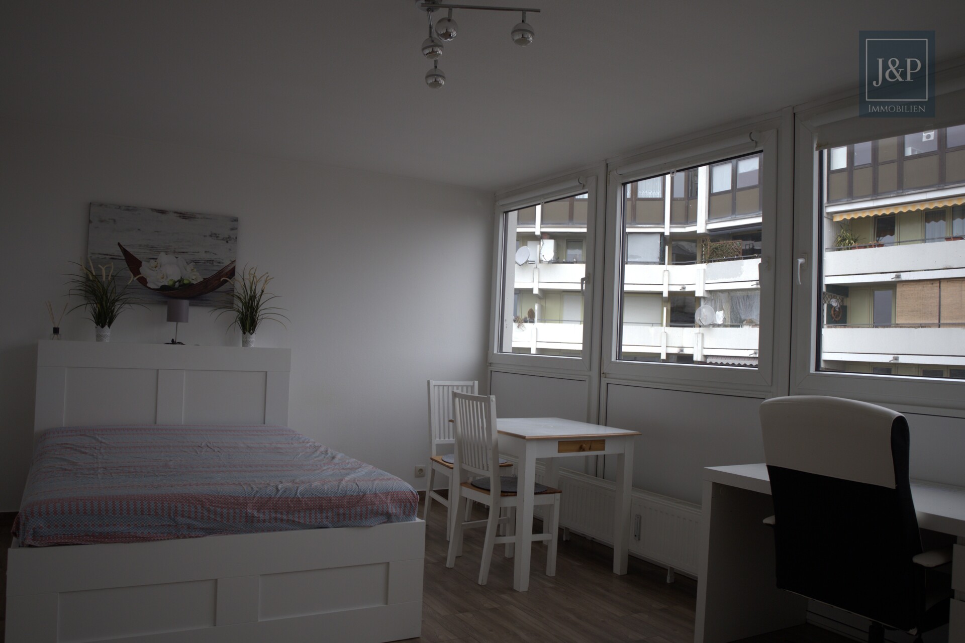 Charmante, lichtdurchflutete Wohnung im 5. OG mit Stellplatz - Schlaf- und Wohnzimmer