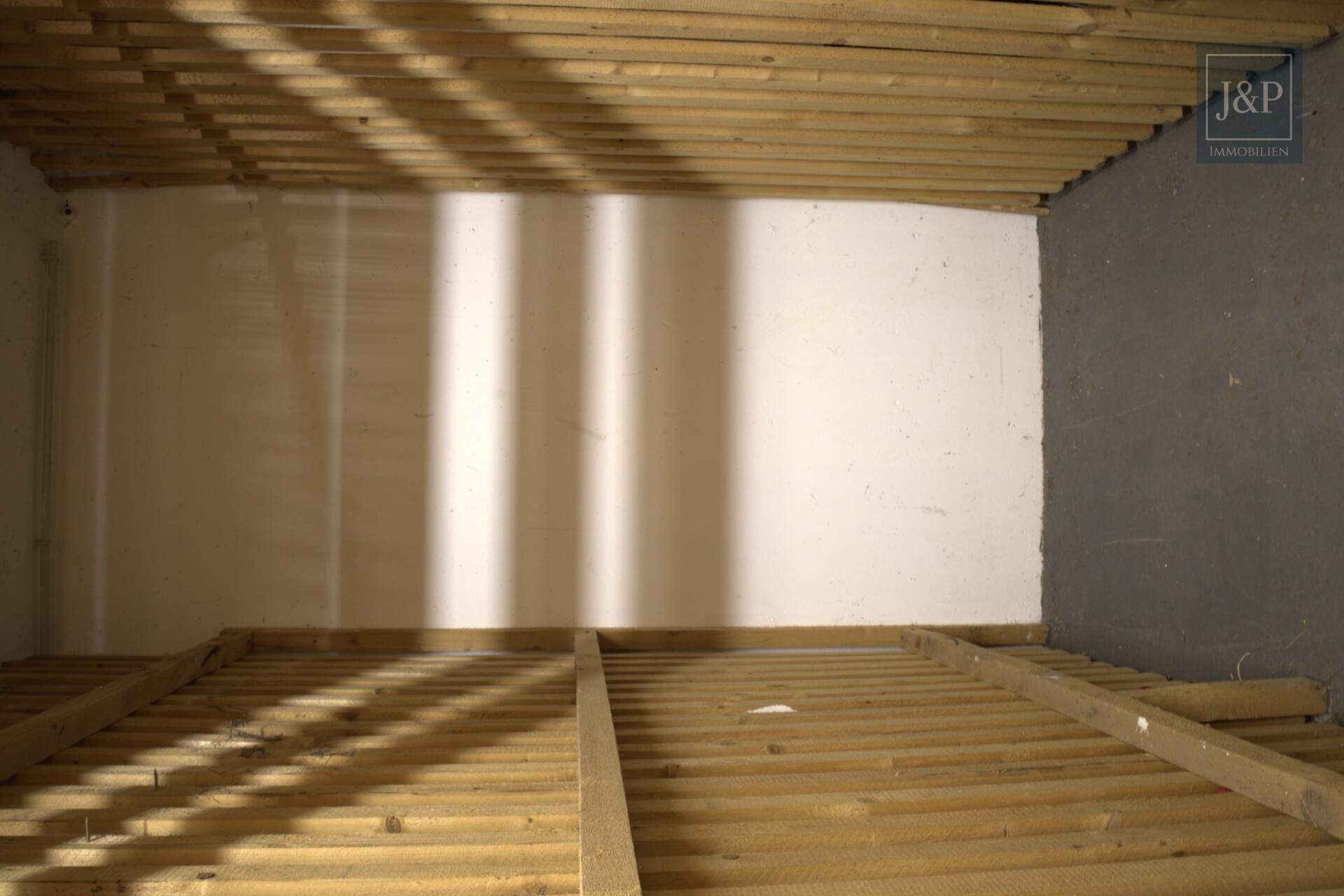 Charmante, lichtdurchflutete Wohnung im 5. OG mit Stellplatz - Kellerabteil