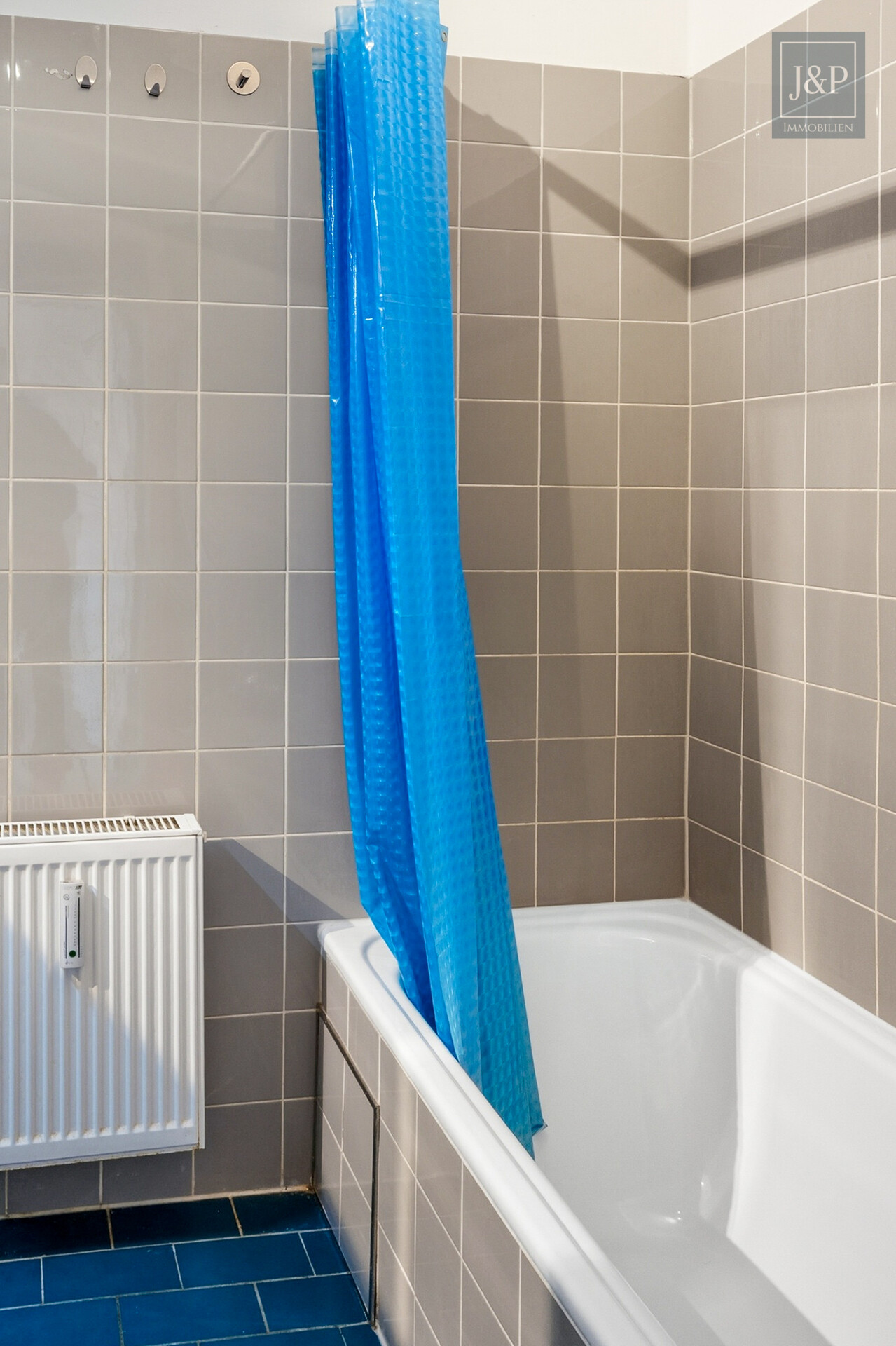 Charmante, lichtdurchflutete Wohnung im 5. OG mit Stellplatz - Bad