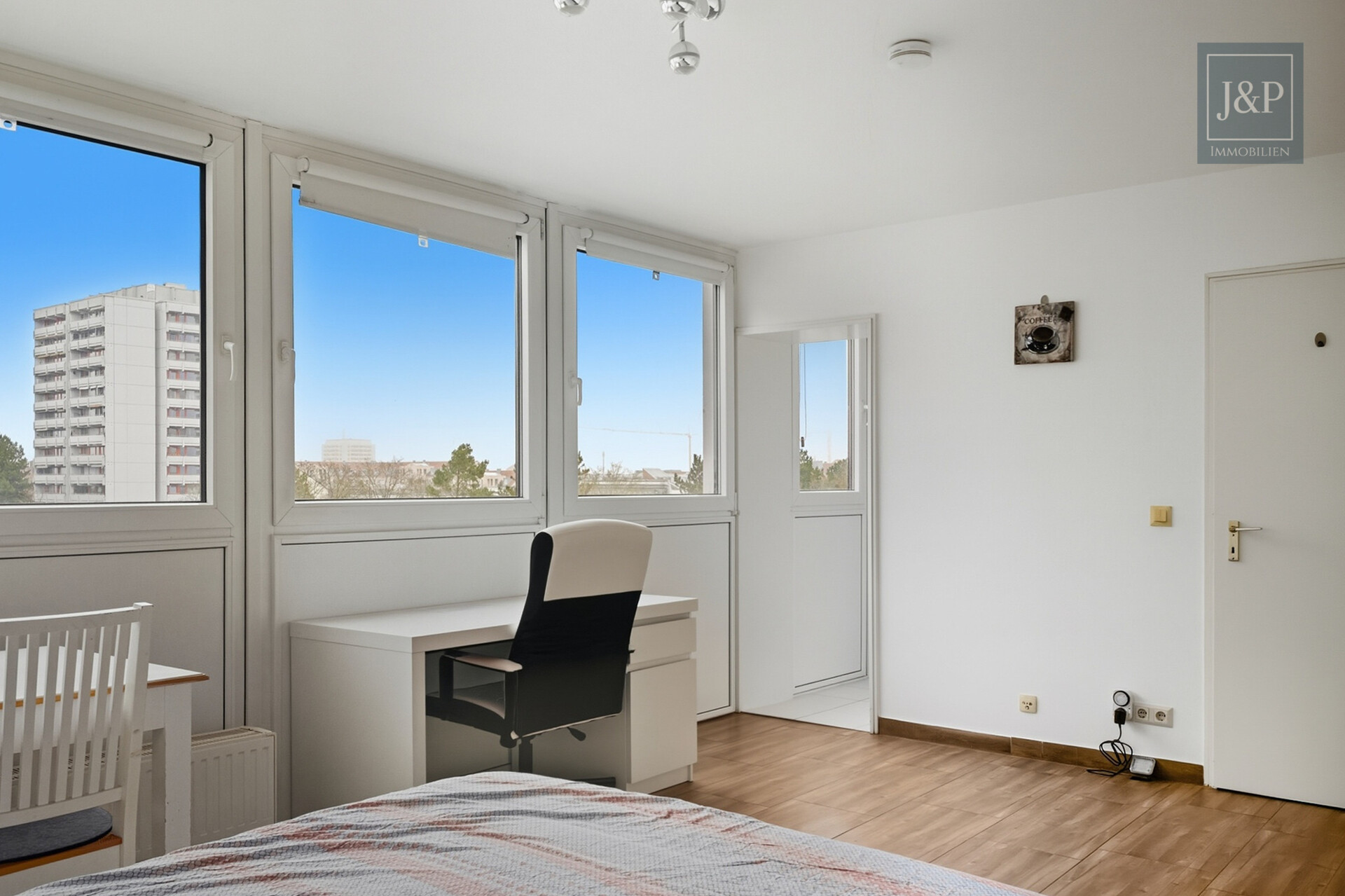 Charmante, lichtdurchflutete Wohnung im 5. OG mit Stellplatz - Wohn- und Schlafzimmer