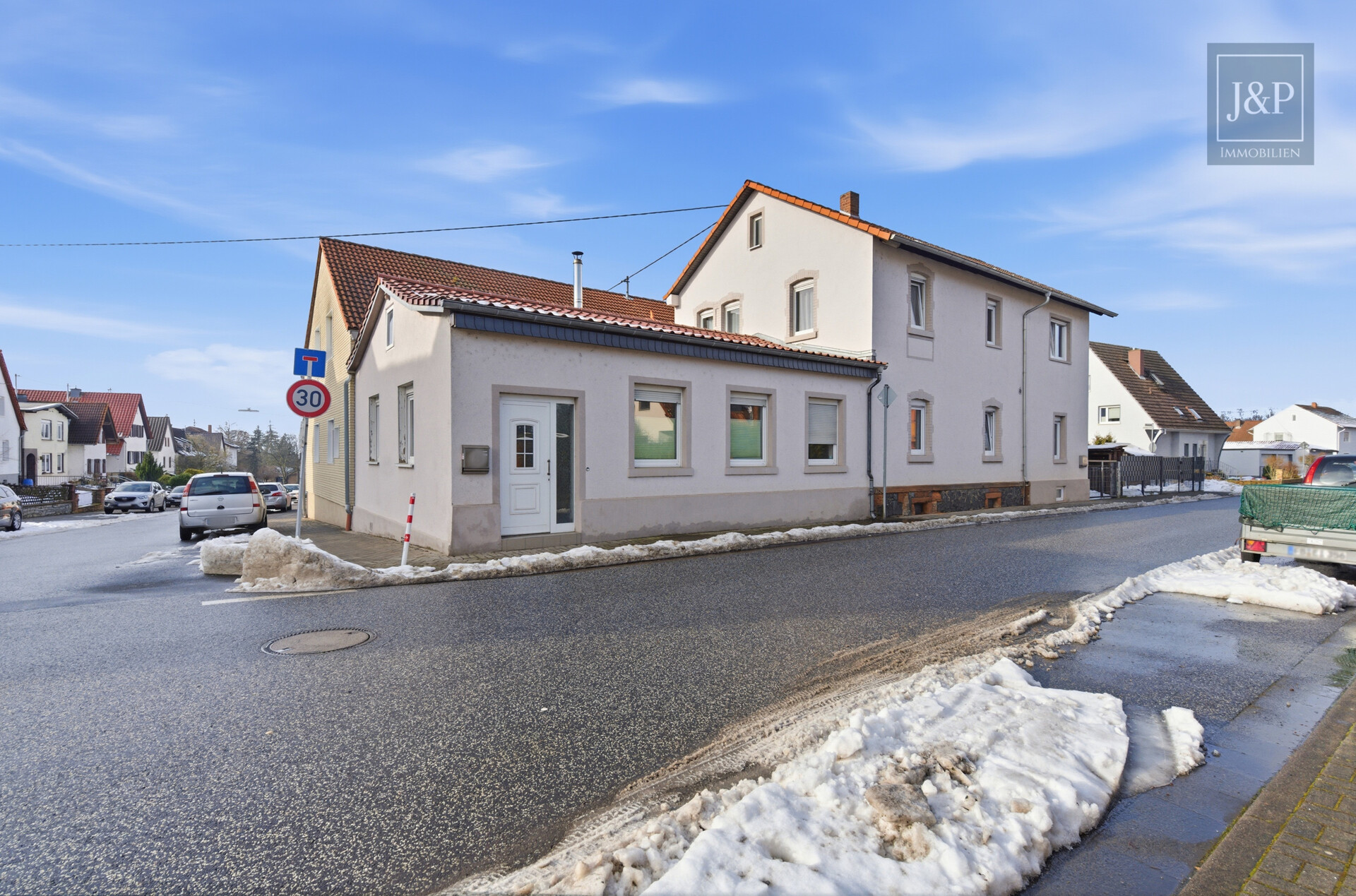 Modernisiert, zentral, voll-vermietet: Attraktives Mehrfamilienensemble in Altenstadt-Höchst! - Außenansicht